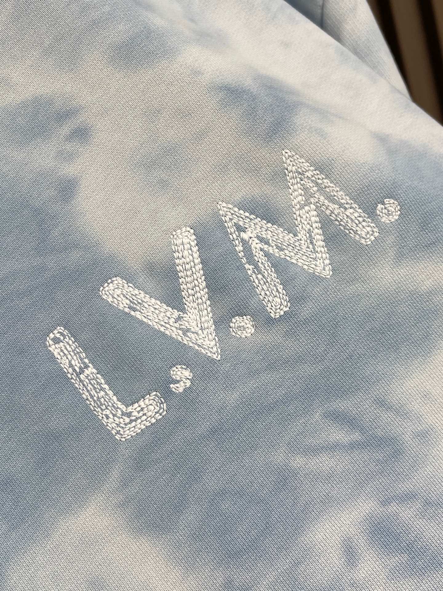 🛒🛒LV 云朵扎染圆领卫衣，采用起绒处理棉质鱼鳞底面料，正面光洁，内里形成丰盈绒毛，配合独特的鱼鳞针织结