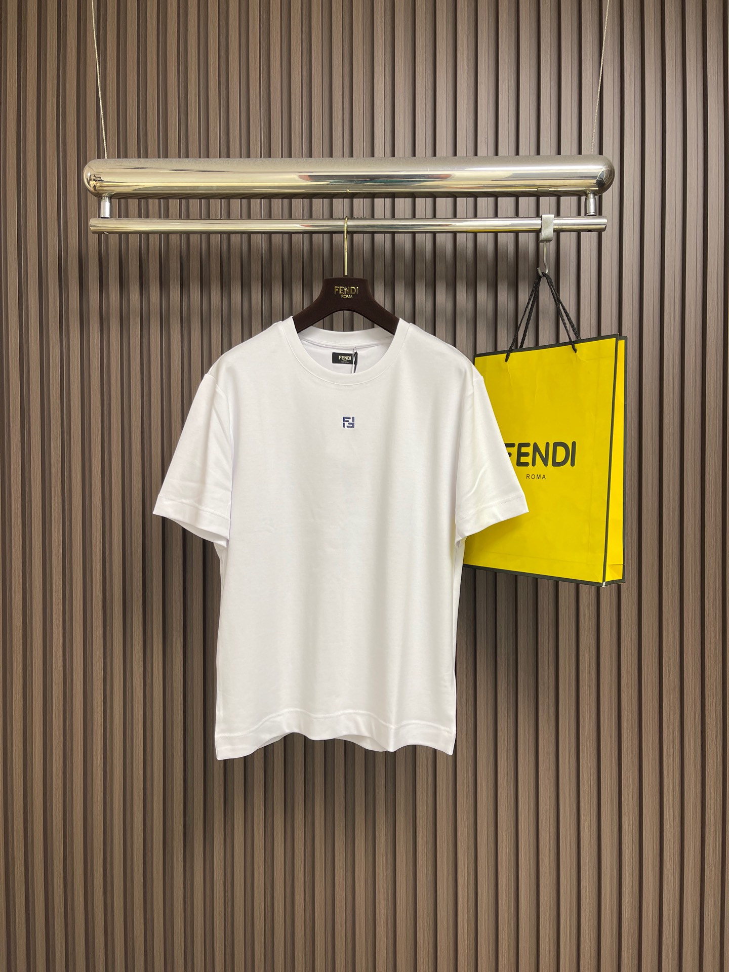 NO:759305,Fendi  Rice grain embroidered round neck short-sleeved T-shirt is made of 24-count double-sided cotton knitted fabric with a weight of 270gm. 24-count is a medium count, which gives the fabric a moderate thickness and good durability. The front and back of the double-sided structure fabric have the same texture, uniform and smooth texture, and have a certain degree of elasticity and stiffness. The weight is in the heavy-weight category, which ensures excellent stiffness, drape and wrinkle resistance, and the full silhouette of the garment.  Easy to collapse. It refers to using the flat stitch method to fill the pattern area with high-density, parallel-arranged linear stitches. Its function is to form a smooth, flat, and full embroidery surface with uniform color and strong coverage. This is achieved by increasing the number of embroidery thread layers and using thicker embroidery thread during embroidery, so that the pattern is obviously protruding from the surface of the fabric, forming a touchable relief feeling. The overall line routing is straight and delicate, the fabric is comfortable and soft, and the color is consistent and has no color difference.  Can be matched with the same style to create a fashionable look, control various combinations, customized accessories, complete three standards, same style for men and women!  Sizes XS-L19860909Fendi 米粒刺绣圆领短袖T恤,采用24支双面棉质针织面料,克重为270gm2.24支属于中支数,赋予面料适中的厚度和良好的耐用性.双面结构面料正反面质感一致,质地均匀、平整且具有一定的弹性和挺括度.克重属于重磅级别,这确保具有优异的挺括感、垂坠感和抗皱性,成衣廓形饱满不易软塌.指使用平针针法通过高密度、平行排列的直线针脚来填充图案区域.其作用是形成光滑、平整、饱满的绣面,色彩均匀,覆盖力强.通过增加绣线层数在刺绣时使用较粗的绣线实现,使图案明显凸出于面料表面,形成触手可及的浮雕感.整体走线平直细腻,面料舒适柔软,颜色一致无色差 能与同款搭配营造时尚造型,驾驭各种合,定制辅料,三标齐全,男女同款！尺码XS-L XS码肩宽47.5 胸围104 衣长70  S码肩宽49 胸围108 衣长72  M码 肩宽50.5 胸围112衣长74 L码 肩宽52 胸围116衣长76,,fendi,T-shirt,tees，t-shirt,,Men's clothing