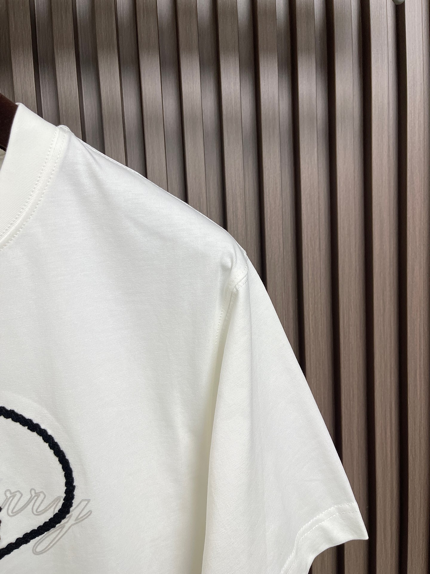 🛒🛒Burberry 叠章战马圆短袖T恤，采用15支特纺紧密棉，克重为230gm2；搭配32支高克重1x