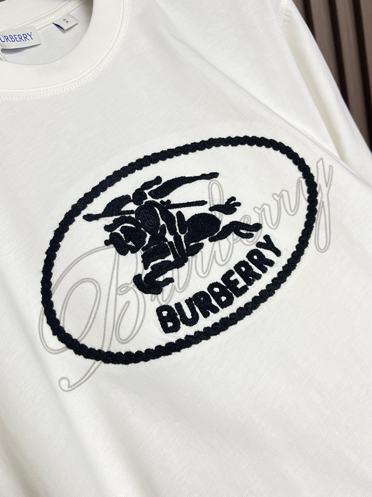 🛒🛒Burberry 叠章战马圆短袖T恤，采用15支特纺紧密棉，克重为230gm2；搭配32支高克重1x