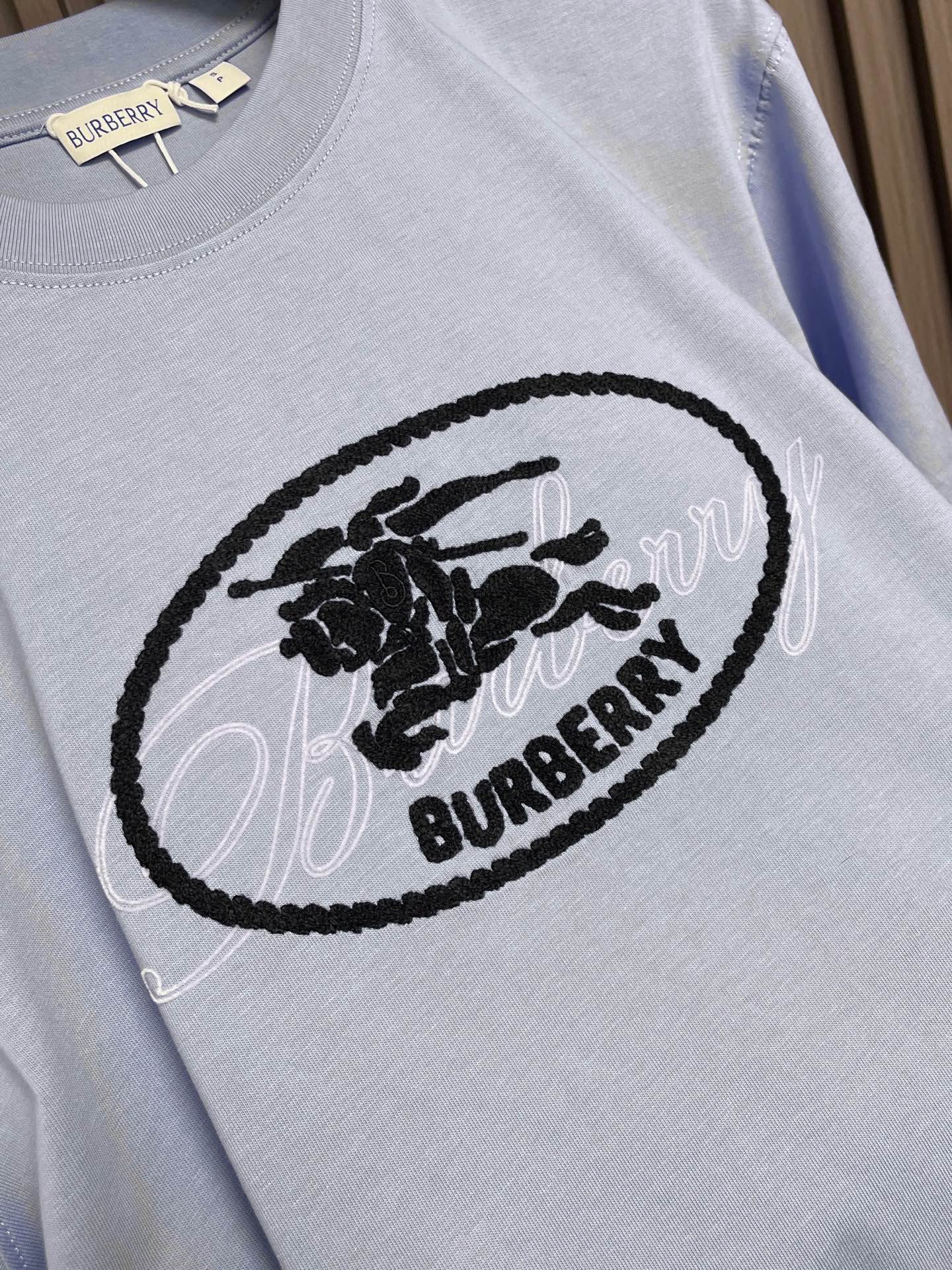 🛒🛒Burberry 叠章战马圆短袖T恤，采用15支特纺紧密棉，克重为230gm2；搭配32支高克重1x