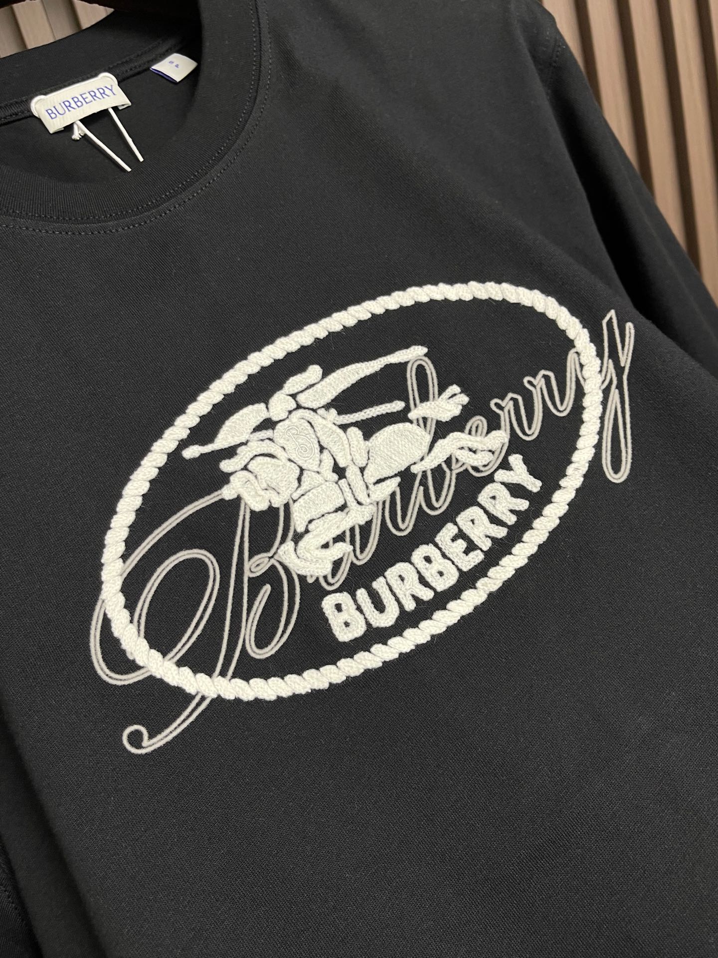 🛒🛒Burberry 叠章战马圆短袖T恤，采用15支特纺紧密棉，克重为230gm2；搭配32支高克重1x