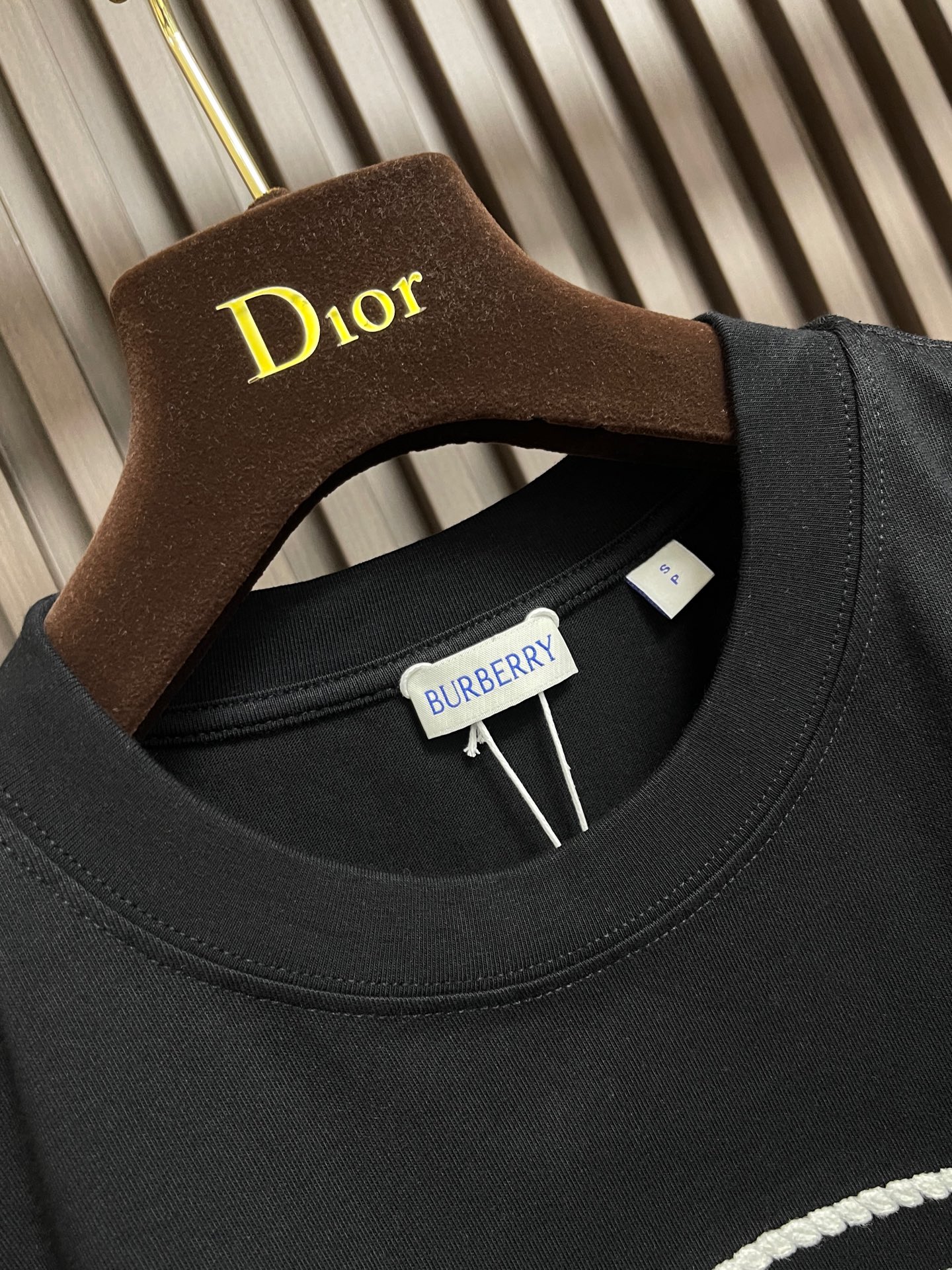 🛒🛒Burberry 叠章战马圆短袖T恤，采用15支特纺紧密棉，克重为230gm2；搭配32支高克重1x