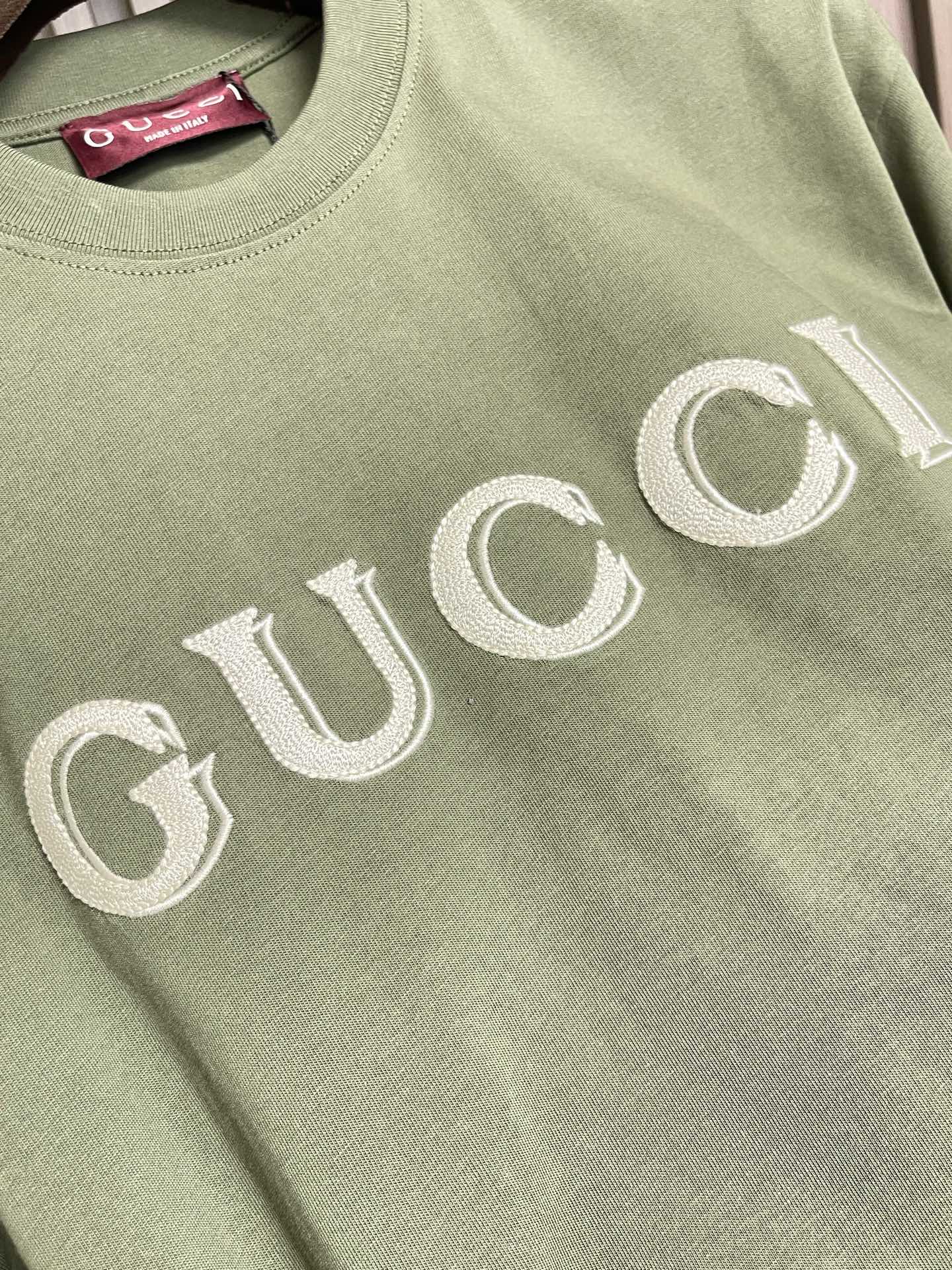 🛒🛒Gucci 森林绿刺绣圆领短袖T恤，采用15支特纺紧密棉，克重为230gm2;32支高克重1x1罗纹