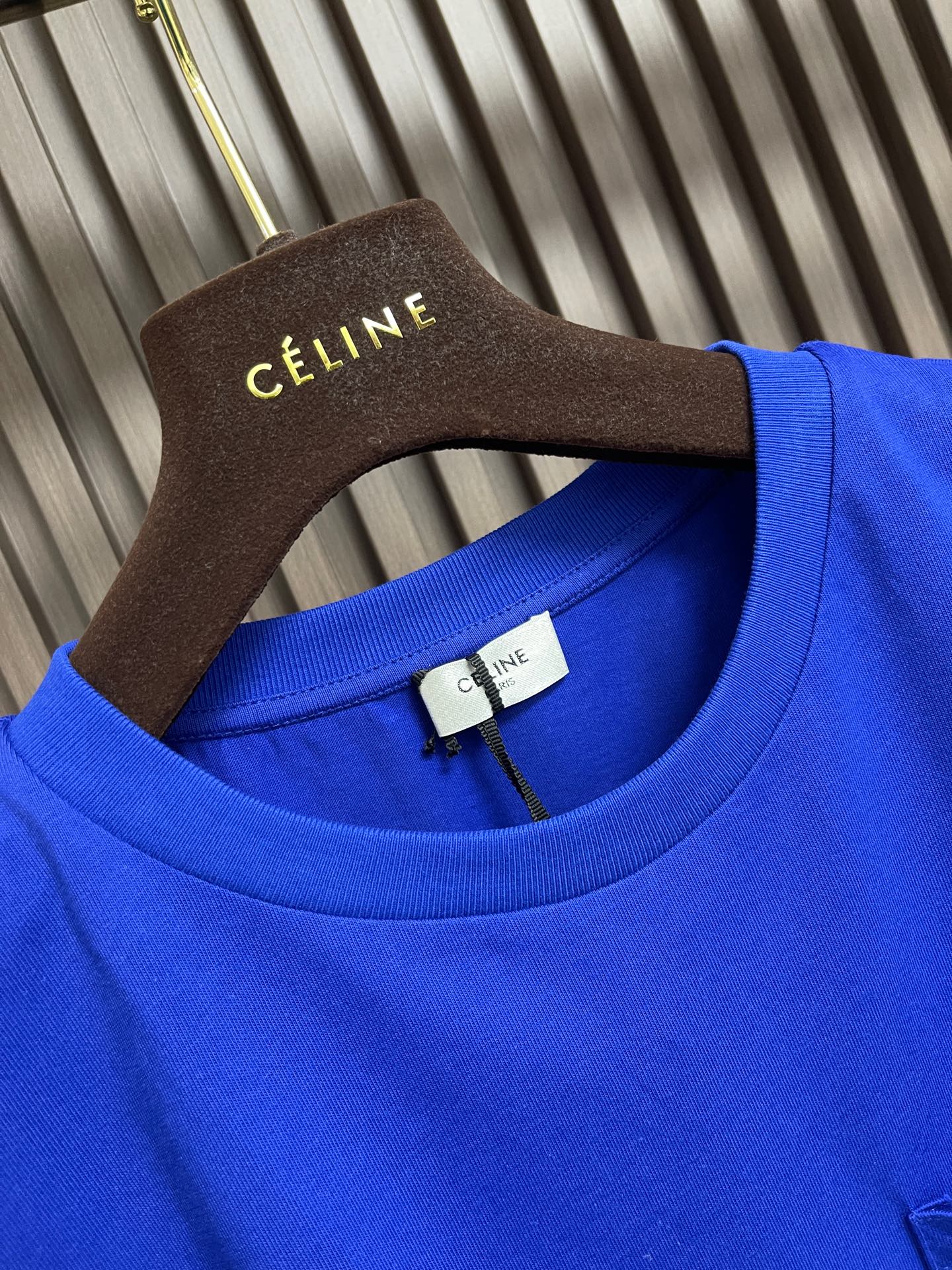 🛒🛒Celine 徽标刺绣口袋短袖T恤，本品采用15支特纺紧密棉，克重为230gm2;32支1x1罗纹，