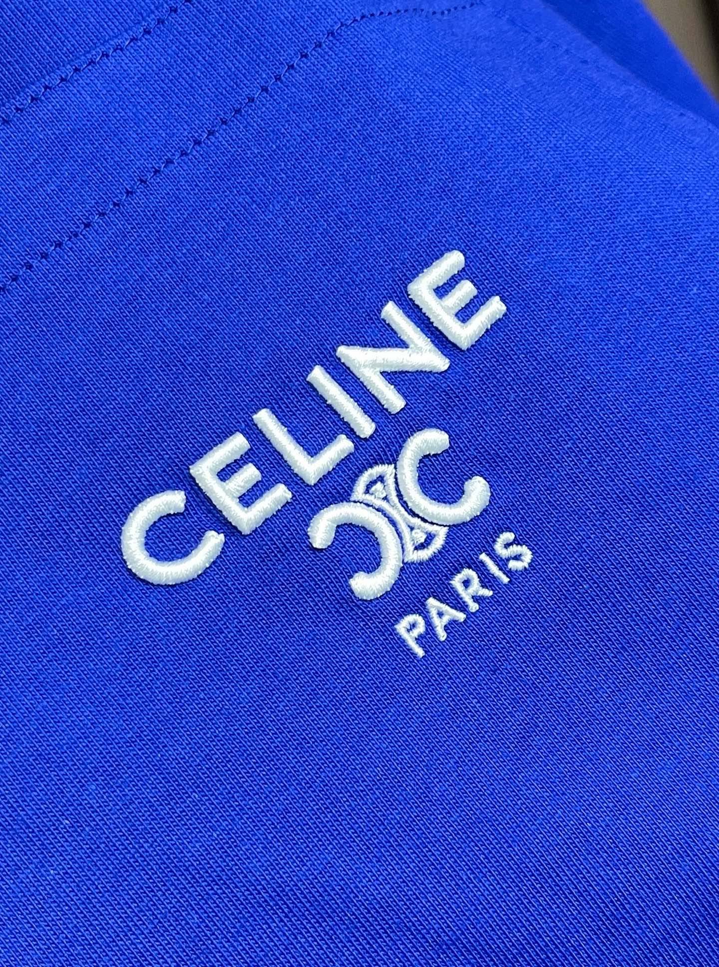 🛒🛒Celine 徽标刺绣口袋短袖T恤，本品采用15支特纺紧密棉，克重为230gm2;32支1x1罗纹，