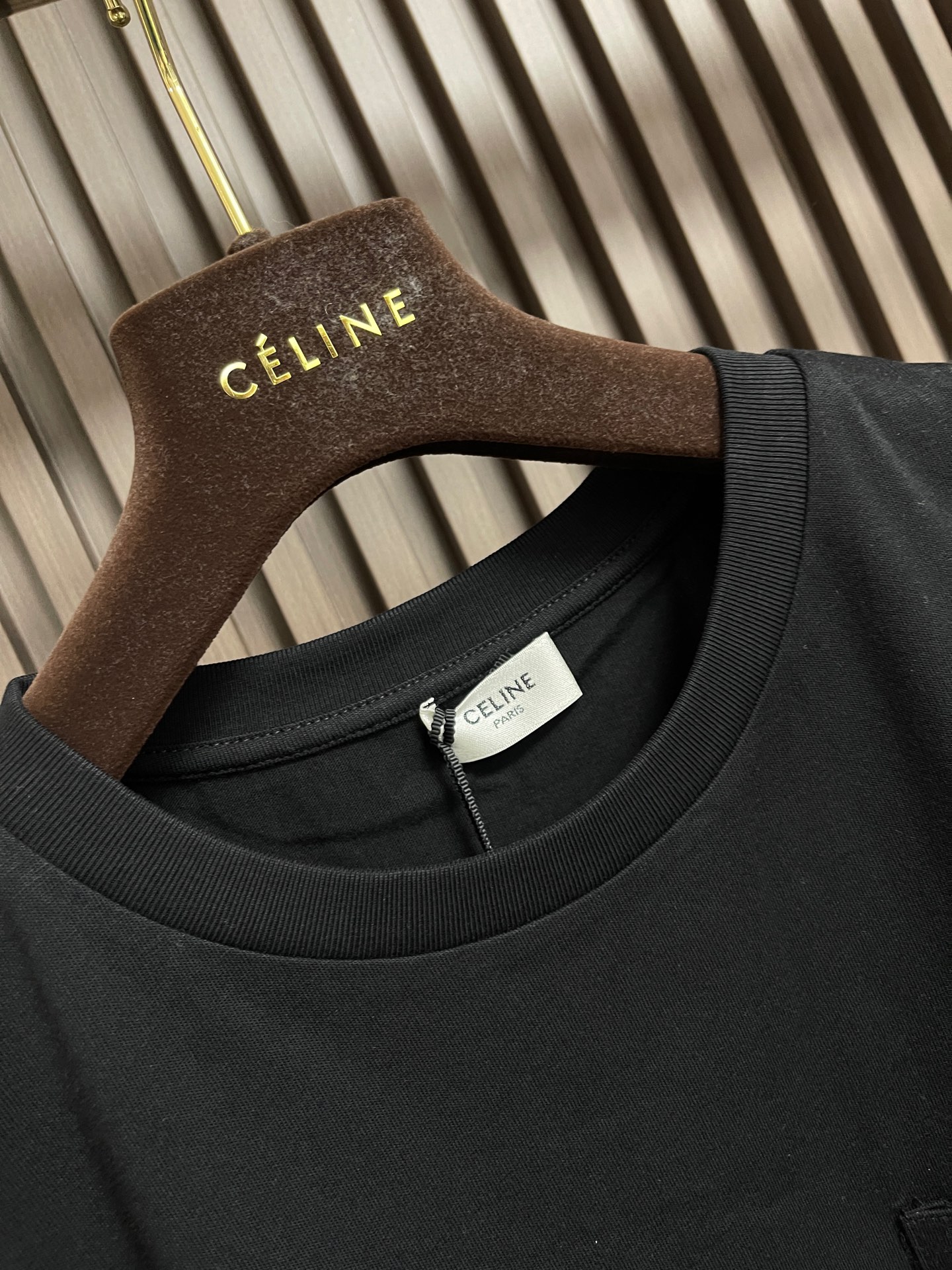 🛒🛒Celine 徽标刺绣口袋短袖T恤，本品采用15支特纺紧密棉，克重为230gm2;32支1x1罗纹，
