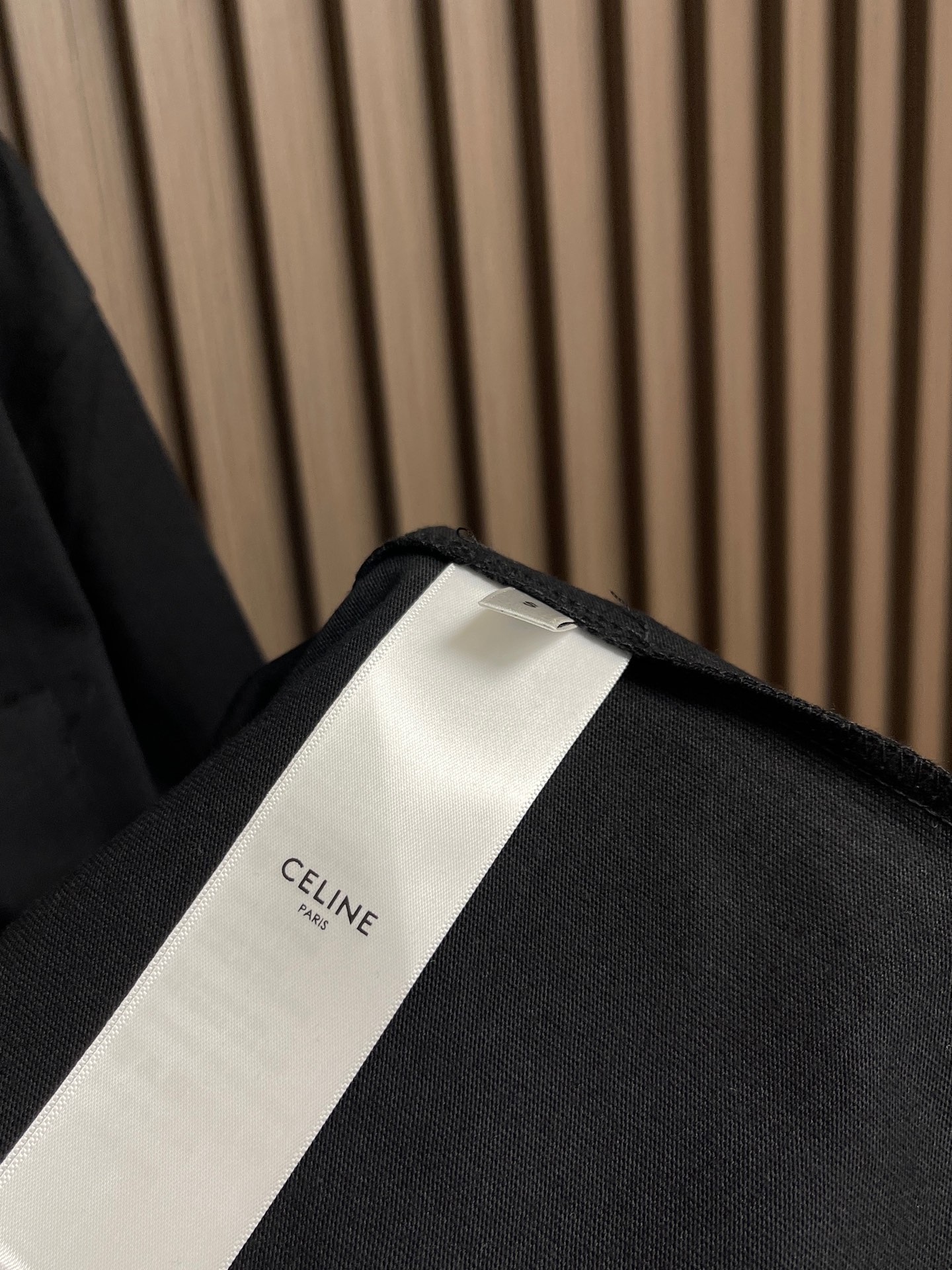 🛒🛒Celine 徽标刺绣口袋短袖T恤，本品采用15支特纺紧密棉，克重为230gm2;32支1x1罗纹，