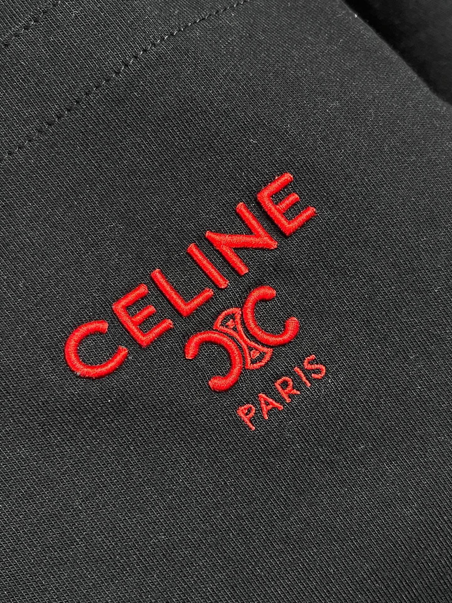 🛒🛒Celine 徽标刺绣口袋短袖T恤，本品采用15支特纺紧密棉，克重为230gm2;32支1x1罗纹，
