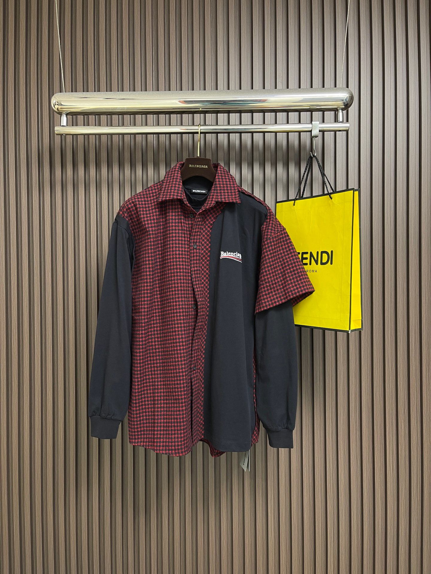 NO:759364,BALENCIAGA  The Balenciaga embroidered and spliced plaid lapel long-sleeved shirt is made of double-layered splicing of imported custom-made plaid flannel and heavy-weight cotton fabric. The plaid part has been pre-shrunk and sanded, with a soft and waxy texture that is skin-friendly and has good warmth retention. The cotton part is stiff and stylish, with good breathability and drape, ensuring the quality and practicality of the shirt. The neckline adopts a classic lapel design, with single-row button opening and closing, which is neat and stylish, and can not only modify the neck line but also enhance the appearance of the shirt.  It adds a retro style; the body adopts irregular deconstruction splicing technology, and the raw edge details and brand logo printing technology are delicate and eye-catching, breaking the monotony of traditional shirts, adding recognition and design level; using manual raw edge processing and double-thread overlocking technology, the stitching is fine and even, and the fabric splicing is smooth and firm. Sizes S-XL,,balenciaga,balenciaga,shirts,19860909BALENCIAGA 巴黎世家刺绣拼接格纹翻领长袖衬衫,采用进口定制格纹法兰绒与重磅棉质面料双层拼接,格纹部分经预缩磨毛处理,质地软糯亲肤、保暖性佳,棉质部分则挺括有型,兼具良好的透气性与垂坠感,保证了衬衫的品质与实用性；领口采用经典翻领设计,单排纽扣开合,利落有型,既能修饰颈部线条又增添复古格调；衣身采用不规则解构拼接工艺,毛边细节与品牌标识印花工艺细腻醒目,打破传统衬衫的单调感,增添了辨识度与设计层次；采用手工毛边处理与双线锁边工艺,针脚细密均匀,面料拼接处处理得平整牢固.尺码S-XL,,balenciaga,balenciaga,shirts,,Men's clothing