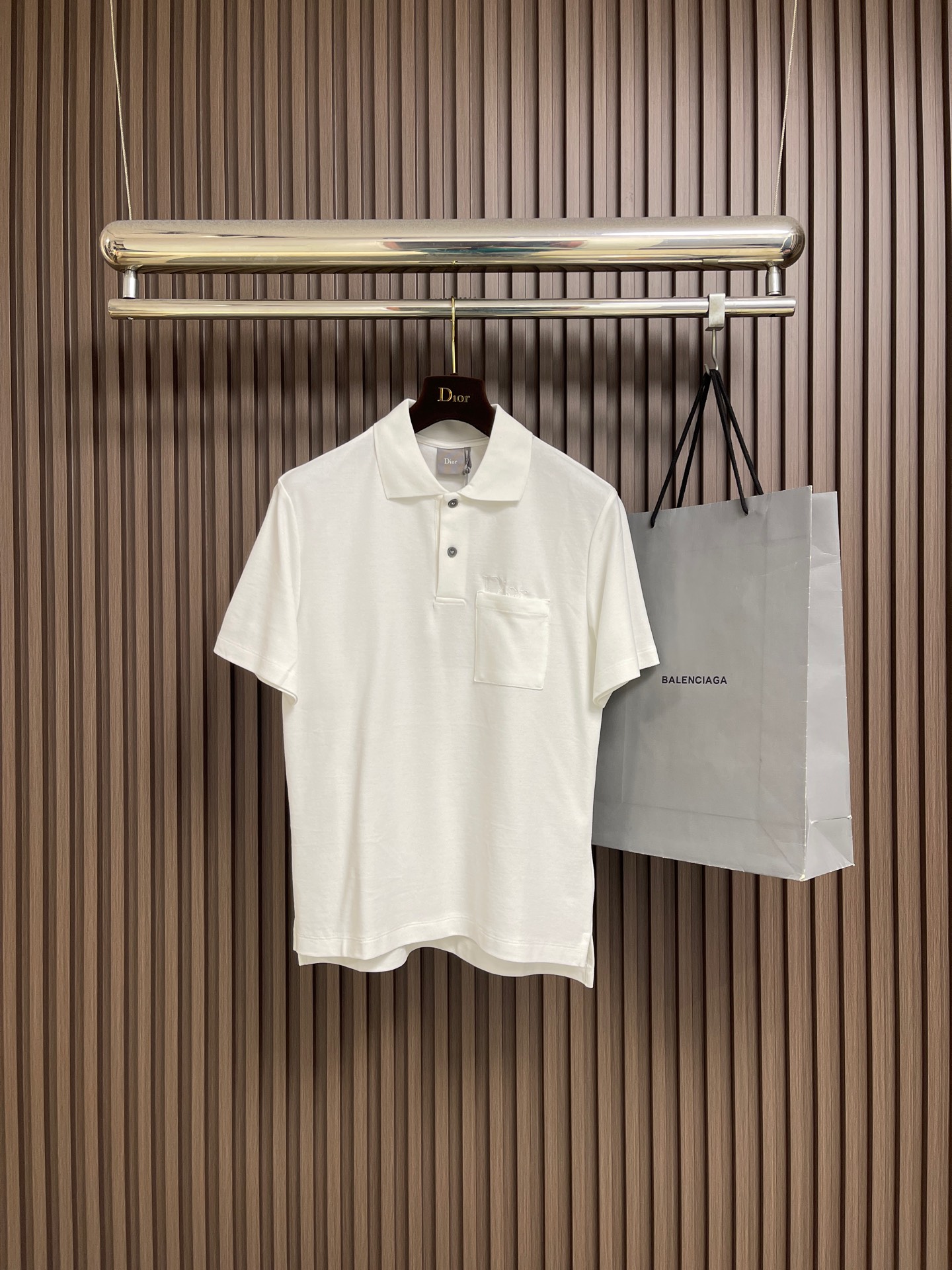 NO:759388,Dior 2026ss new spring and summer lapel cotton short-sleeved polo shirt, cotton pique fabric, decorated with tone-on-tone Dior embroidery, part of the embroidery is cleverly covered by the chest patch pocket, button placket chest patch pocket, ribbed Polo collar, straight fit, simple design style. Sizes S-XL S size bust 104 shoulder width 46 length 68 M size bust 108 shoulder width 47 length 69 L size  Bust 112, shoulder width 48, length 70 XL, bust 116, shoulder width 49, length 71,, dior, T-shirt,19860909Dior 2026ss春夏新款翻领棉质短袖polo衫,棉质珠地布面料,饰以同色调Dior刺绣,部分刺绣被胸前贴袋巧妙遮盖,纽扣门襟胸前贴袋,罗纹Polo衣领,直筒版型 简单设计款式.尺码S-XL  S码 胸围104 肩宽46衣长68 M码 胸围108 肩宽47衣长69 L码 胸围112 肩宽48衣长70 XL码 胸围116 肩宽49衣长71,,dior,T-shirt,,Men's clothing