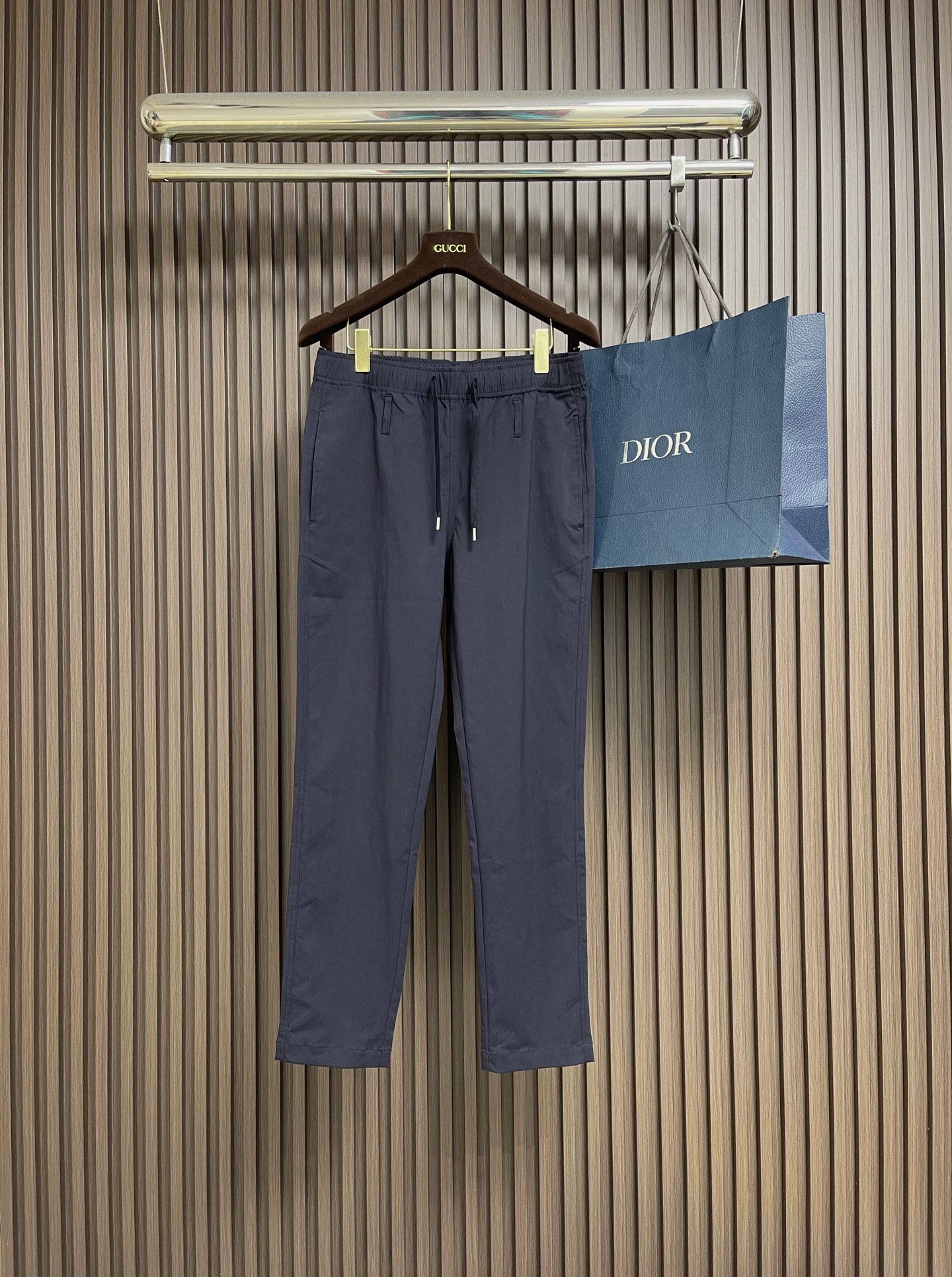 NO:756869,Prada 2026ss sports casual pants, comfortable and breathable fabric, double side pocket design!  A casual pair of daily wear, multi-functional casual pants that follow the trendy line and are imported from all levels. The upper body is comfortable and breathable, the fit is excellent, and it has an elegant clean design!  Must-have item. Sizes M-3XL, prada,19860909Prada 2026ss运动休闲裤,面料舒适透气,双侧插口袋设计！一款日常穿着,兼备多功能休闲裤走了潮范路线全线进口级别,上身舒适透气,版型极好,大气的干净版设计！必备单品.尺码M-3XL,,prada,,Men's clothing