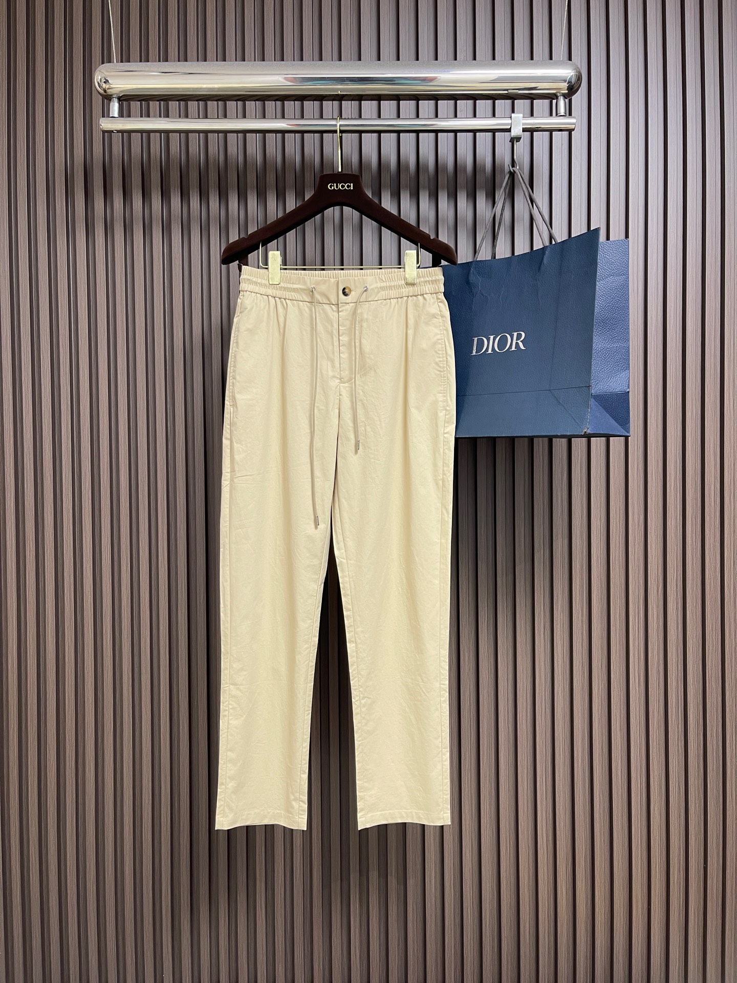 NO:756866,Moncler 2026ss new spring and summer commuter casual trousers, high-end customized fabrics, super good texture, low-key and connotative style, making you comfortable and comfortable. The upper body is very good, breathable and comfortable, master-level tailoring casual trousers. If you like this simple and elegant style, you can’t hesitate. The upper body trousers are so good that they can be used perfectly in various occasions!  The fit is comfortable and stylish, without any sense of restraint, and the upper body is elegant yet casual. Size M-3XL,,19860909Moncler 2026ss 春夏新品通勤款休闲裤,面料高端定制,质感超好,低调有内涵格调,让你舒适自如 上身非常的赞 透气舒适 大师级别剪裁休闲西裤 喜欢这种简约大气款就不能犹豫,上身裤型好到没朋友,且各种场合都能完美驾驭！版型舒适有型,没有束缚感,上身优雅大气又不失随性的感觉.尺码M-3XL,,,Men's clothing