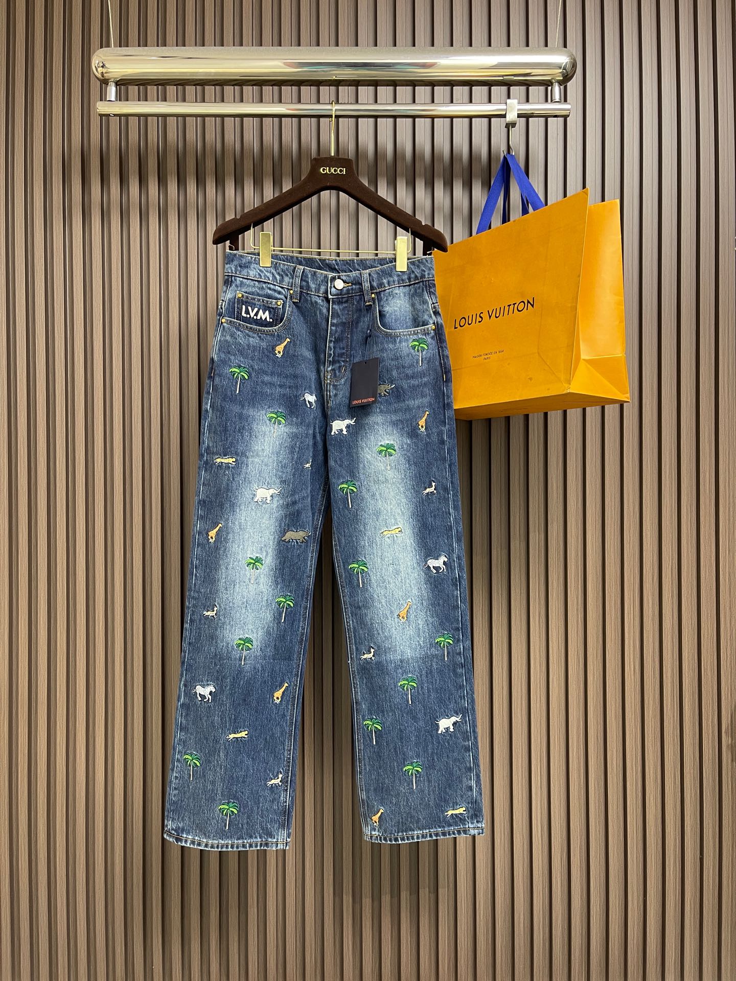 NO:756884,LV 2026ss new barrage embroidered jeans, made of washed blue denim, with forest animal patterns embroidered all over, using exquisite multi-color embroidery methods, paired with matching tops to match the show look. Size 28-30-32-34-36 28 size waist 76 hip 102 trouser length 107 30 size waist 80 hip 106 trouser length 108.5 32 size waist 84  Hips 110, pants length 110, size 34, waist 88, hips 114, pants length 111.5, size 36, waist 92, hips 118, pants length 113,,louis vuitton,jeans,19860909LV 2026ss新款弹幕刺绣牛仔裤,采用水洗蓝色牛仔布制成,全身刺绣森林动物图案,采用精致的多色彩绣法,搭配配套上衣,搭配出秀场造型.尺码28-30-32-34-36 28码腰围76 臀围102 裤长107 30码腰围80 臀围106 裤长108.5 32码腰围84 臀围110裤长110 34码腰围88 臀围114裤长111.5 36码腰围92 臀围118裤长113,,louis vuitton,jeans,,Men's clothing
