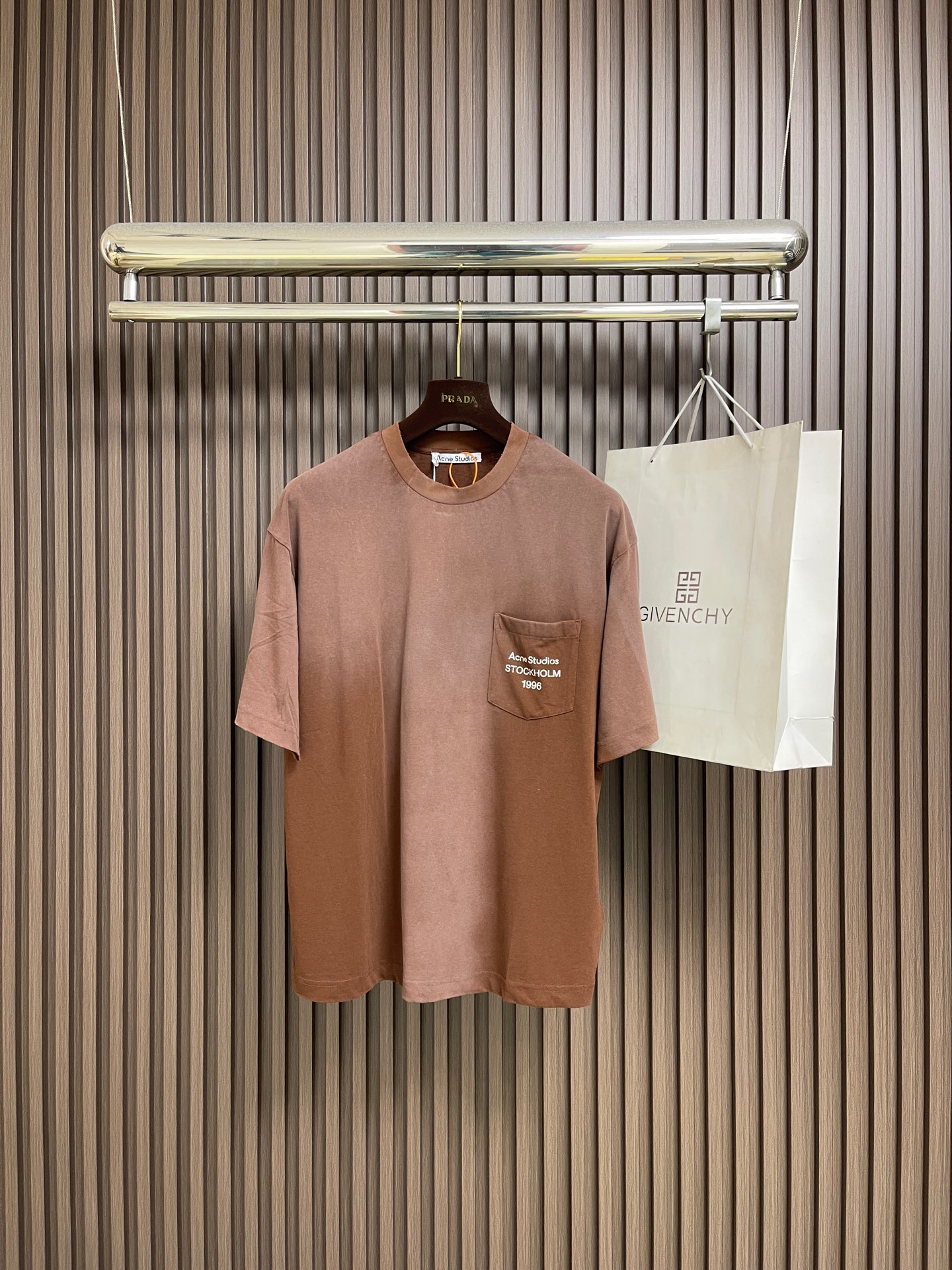 NO:759342,Acne Studios logo pocket short-sleeved T-shirt. Customized cloud-like smooth linen cotton. Soft, delicate and comfortable against the skin. A touch of deep black interprets low-key luxury. The Acne Studios 1996 logo pattern is decorated on the chest pocket to increase brand recognition. The symbolic design of pockets as canvas has effortless elegance. Simplicity controls complexity. Quality exceeds quantity to show taste, using glue printing. Use glue liquid paint to print patterns on the fabric. Bake the fabric to fix the printed pattern. The fabrics are washed.  It has a better hand feel and texture, is not easy to deform, is not easy to shrink, is not easy to fade, and maintains long-term beauty. The overall wiring is straight and delicate, the fabric is comfortable and soft, and the color is consistent without color difference. It can be matched with the same style to create a fashionable look and control various occasions. Customized accessories, complete with three standards, same style for men and women!  Size XS-L19860909Acne Studios 徽标口袋短袖T恤 定制云絮爽滑麻棉料 柔软细腻舒适贴肤 一抹深邃黑诠释低调奢华 胸袋处饰有 Acne Studios 1996 徽标图案 增添品牌辨识度 口袋即画布的符号性设计拥有不费力的优雅 以简驭繁 以质胜量尽显品味,采用胶浆印花 使用胶浆液体涂料在织物上打印图案 烘烤织物以固定印刷图案面料都经过浇洗 手感质感更佳 不易变形 不易缩水 不易褪色 保持长久的美观.整体走线平直细腻,面料舒适柔软,颜色一致无色差 能与同款搭配营造时尚造型,驾驭各种场合,定制辅料,三标齐全,男女同款！尺码XS-L XS码胸围106 肩宽48.5 衣长66  S码胸围110肩宽50衣长68  M码 胸围114肩宽51.5 衣长70  L码胸围118肩宽53衣长72,,acne studios,dior,T-shirt,tees，t-shirt,,Men's clothing