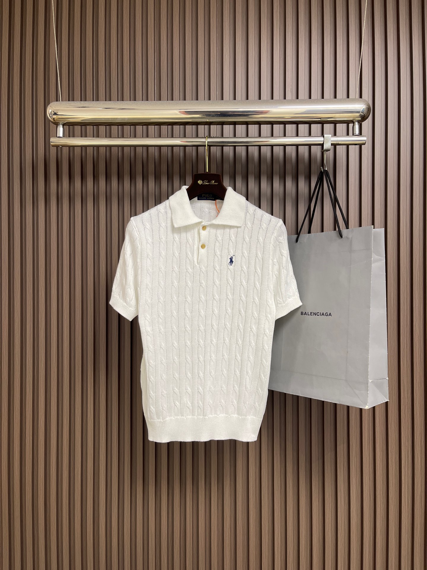 NO:756886,RL Ralph Lauren cable knitted collar short-sleeved sweater. Custom-woven cotton cable moire wool. It has a fine texture and is comfortable and close to the skin. It has become the end point of all eyes. It has a quiet sense of luxury. The classic cable knitting structure design injects soul. The arrangement is precise and orderly. The exquisite pony logo is embellished with it. It has an atmosphere of freedom and vitality. It is highly recognizable. The silhouette of the shirt presents a static slimming and dynamic posture. It interprets high-end style with unique details.  Adhere to the eternal elegance and taste, use imported machine embroidery technology, use advanced computer control systems and precision mechanical components to achieve the iconic pony embroidery operation with high precision and smooth and delicate lines. Three-dimensional cable weaving uses clever shifting and interweaving of coils. Adjacent coils are cross-displaced to form a twisting effect of cable ties. The lines are smooth and regular. It is time-consuming and labor-intensive. The finished garments are washed and softened to remove odors.  Professional washing equipment and specific detergents are used to deep clean and deodorize the clothes to improve the feel and appearance of the clothes. The overall wiring is straight and delicate, the fabrics are comfortable and soft, and the colors are consistent without color difference. It can be matched with the same style to create a fashionable look and control various occasions. Customized accessories, complete with three standards, the same style for men and women!  Size S-XL S size Bust 94 Shoulder width 39 Dress length 62 Medium Size Bust 98 Shoulder width 40 Dress length 64 L Size Bust 102 Shoulder width 41 Dress length 66 XL Size Bust 106 Shoulder width 42 Dress length 78,,loro piana,sweaters,T-shirt,19860909RL Ralph Lauren 拉夫劳伦绞花编领短袖针织衫毛衣 定织全棉绞纹云纹毛料 纹理细腻 舒适贴肤 成为所有目光的终点 自带静谧的高级感 经典的绞花编结结构设计注入灵魂 排列精准而有序 精致的小马标点缀其间 带着自由与活力的气息 辨识度十足 衫廓形呈现静态显瘦 动态生姿 以独到细节诠释高端格调 坚守那份永恒的优雅与品味采用进口机刺绣工艺使用先进的计算机控制系统和精密的机械部件 实现标志性小马刺绣作业 精度高 线条流畅而细腻.立体绞花精织 通过对线圈的巧妙移位和交织 将相邻的线圈进行交叉移位 形成绞花的扭曲效果 线条流畅规整 耗时费力,成衣洗水加软去味工艺 通过专业的洗涤设备和特定的洗涤剂对衣物进行深度清洁和去味处理改善衣物的手感和外观.整体走线平直细腻,面料舒适柔软,颜色一致无色差 能与同款搭配营造时尚造型,驾驭各种场合,定制辅料,三标齐全,男女同款！尺码S-XL S码胸围94 肩宽39 衣长62 M码 胸围98 肩宽40衣长64 L码胸围102肩宽41衣长66 XL码 胸围106肩宽42衣长78,,loro piana,sweaters,T-shirt,,Men's clothing