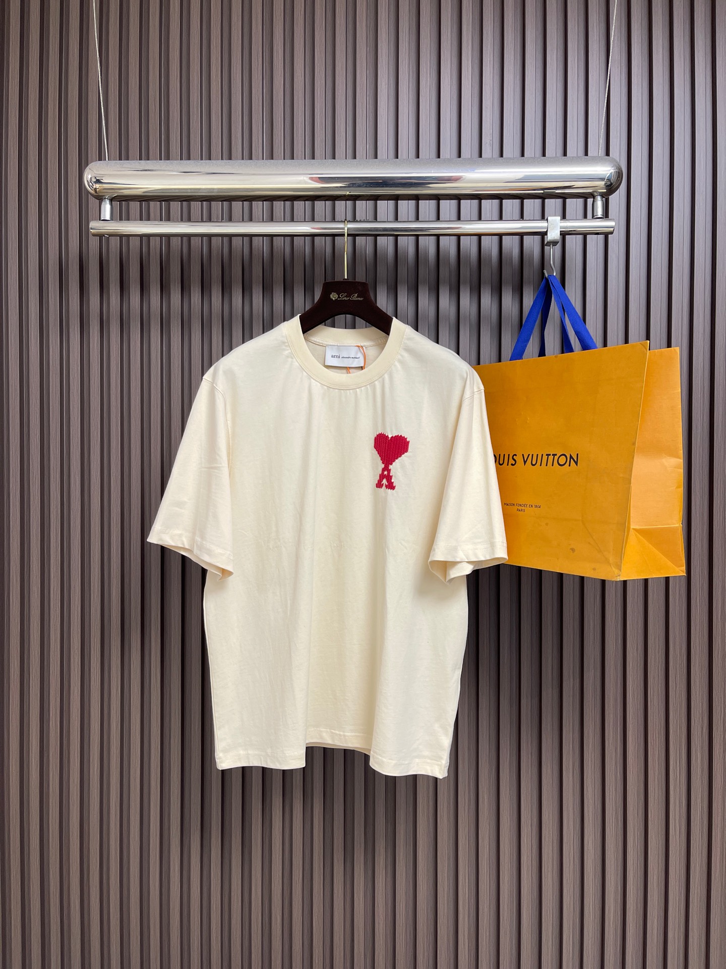 NO:756899,Ami Paris love embroidered short-sleeved T-shirt. Customized matte soft plain cotton. Soft and delicate. Comfortable and close to the skin. A touch of warm apricot color quietly spreads over the clothes. Gentle background given by nature. The love logo is disassembled into rough pixel particles. It is embellished on the chest with pixelated deconstruction. It complements the AMI letter embroidery on the back to add brand recognition and hides French romance. It is the ultimate simplification of colors and the ultimate restraint.  Deducing an effortless sense of high-end. It uses imported machine embroidery technology and uses advanced computer control systems and precision mechanical components to realize pixelated love A embroidery and Ami letter embroidery operations with high precision. The lines are smooth and delicate, and the fabrics have been washed. It has a better hand feel and texture. It is not easy to deform, not easy to shrink, not easy to fade, and maintains long-term beauty. The overall wiring is straight and delicate, the fabric is comfortable and soft, and the color is consistent without color difference.  It can be matched with the same style to create a fashionable look, and can be used in various occasions. Customized accessories, complete with three standards, same style for men and women!  Size S-XL S size bust 121 shoulder width 49.5 length 69 medium size bust 125 shoulder width 51 length 71 L size bust 129 shoulder width 52.5 length 73 XL size bust 133 shoulder width 54 length 75, T-shirt, tees, t-shirt,19860909Ami Paris 爱心刺绣短袖T恤 定制雾柔平纹棉 柔软细腻 舒适贴肤一抹暖杏色悄然漫过衣袂 自然馈赠的温柔底色 爱心标识被拆解为粗粝的像素颗粒 以像素化解构点缀于胸前 与后部AMI字母刺绣相得益彰增添品牌辨识度藏尽法式浪漫 是色彩的极致简化以极致的克制 演绎不费力的高级感.采用进口机刺绣工艺 使用先进的计算机控制系统和精密的机械部件 实现像素化爱心A刺绣 和Ami字母刺绣作业 精度高 线条流畅而细腻,面料都经过浇洗 手感质感更佳 不易变形 不易缩水 不易褪色 保持长久的美观.整体走线平直细腻,面料舒适柔软,颜色一致无色差 能与同款搭配营造时尚造型,驾驭各种场合,定制辅料,三标齐全,男女同款！尺码S-XL S码胸围121 肩宽49.5 衣长69 M码 胸围125 肩宽51 衣长71 L码胸围129 肩宽52.5 衣长73 XL码 胸围133 肩宽54 衣长75,,T-shirt,tees，t-shirt,,Men's clothing