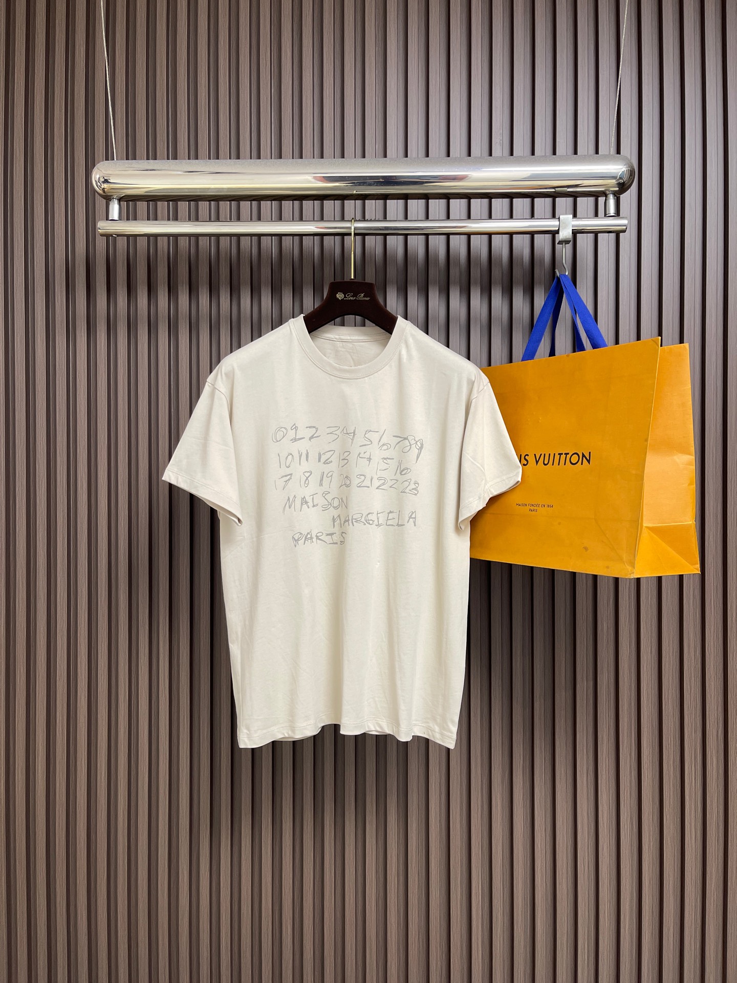 NO:756897,Maison Margiela MM6 digital graffiti short-sleeved T-shirt. Custom-made washed and faded cotton plain brocade. Soft and delicate, comfortable and close to the skin. It uses dark gray as the base color to give the color a unique layer and depth. It is guided by a string of mysterious numbers. It strengthens the brand logo and complements the iconic four-corner stitching on the back panel. It tells the brand's exploration and reshaping of fashion boundaries. The graffiti is developed in the deep gray, using color conflict to create visual tension and become a silent riot.  The ultimate expression of street aesthetics. Use glue printing. The chest printing has been modified three times by the film screen. Use glue liquid paint to print the pattern on the fabric. The fabric is baked to fix the printed pattern. Each piece is hand-sewn by the master to ensure the accuracy of position and spacing. The hand-stitching process can better reflect the craftsman's exquisite skills and control of details. The fabrics have been washed and have a better feel and texture. They are not easy to deform, shrink or fade.  Maintain long-term beauty. The overall wiring is straight and delicate, the fabric is comfortable and soft, and the color is consistent without color difference. It can be matched with the same style to create a fashionable look and control various occasions. Customized accessories, complete with three standards, same style for men and women!  Size XS-L19860909Maison Margiela MM6 数字涂鸦短袖T恤 定制凝萃洗褪棉平纹锦 柔软细腻 舒适贴肤 以深邃灰为底色 赋予色彩独特的层次与深度 以一串神秘数字为引 强化品牌标识与后幅标志性的四角缝线相得益彰 诉说着品牌对时尚边界的探索与重塑 涂鸦在深邃灰色中显影 利用色彩冲突来制造视觉张力 成为一场无声的骚乱 街头美学的终极表达.采用胶浆印花 胸前印花经过三次菲林网板修改 使用胶浆液体涂料在织物上打印图案 烘烤织物以固定印刷图案.每件皆由师傅纯手工缝标 可以确保位置和间距的准确率 手缝工艺更能体现匠人的精湛技艺和对细节的把控,面料都经过浇洗 手感质感更佳 不易变形 不易缩水 不易褪色 保持长久的美观.整体走线平直细腻,面料舒适柔软,颜色一致无色差能与同款搭配营造时尚造型,驾驭各种场合,定制辅料,三标齐全,男女同款！尺码XS-L XS码胸围 肩宽48.5 衣长66  S码胸围112肩宽50衣长68  M码 胸围116肩宽51.5 衣长70  L码胸围120肩宽53衣长72,,masion margiela,T-shirt,tees，t-shirt,,Men's clothing