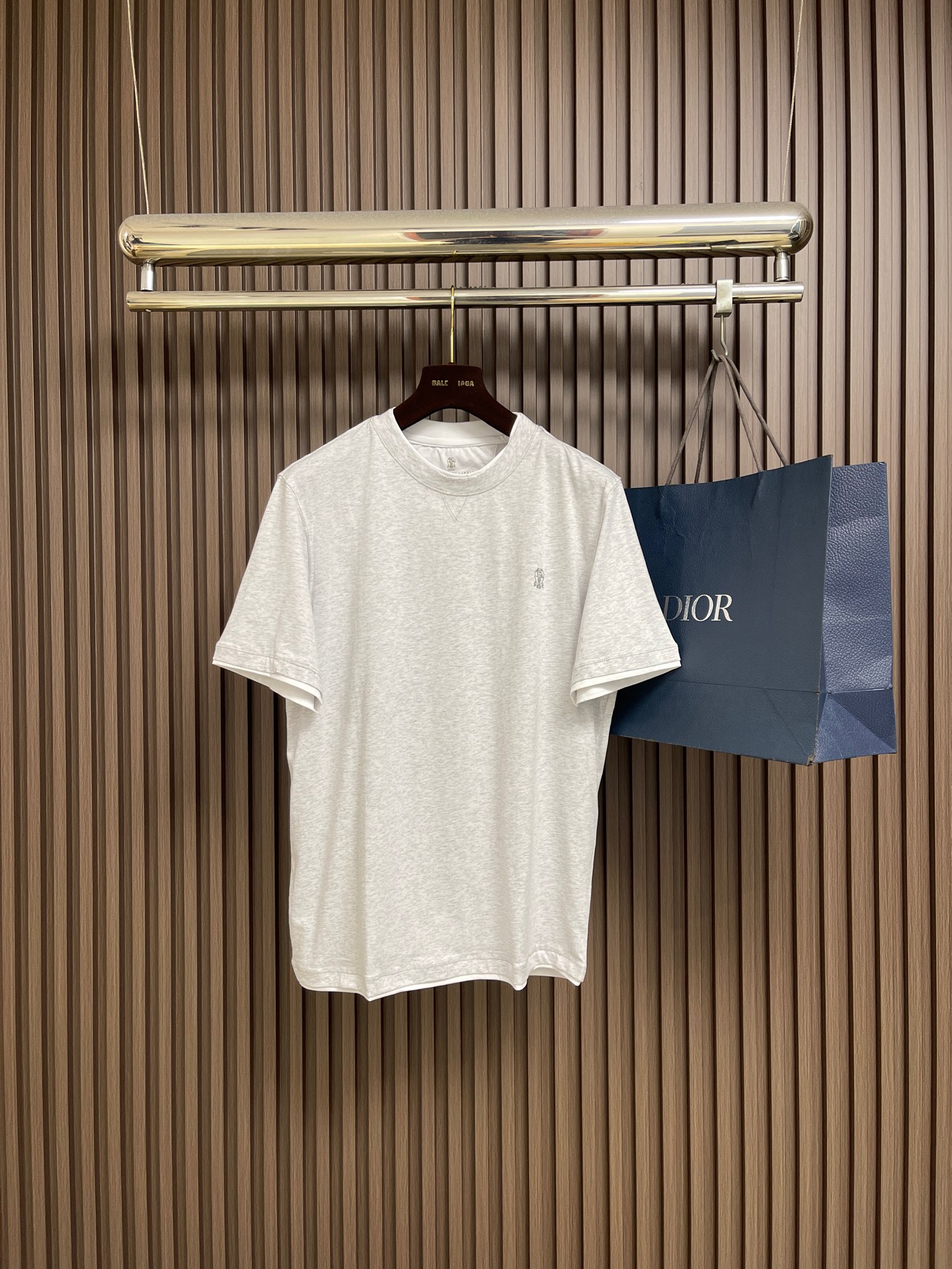 NO:756889,Brunello Cucinelli BC embroidered badge stacked short-sleeved T-shirt. Customized densely woven plain organic cotton. Tight and delicate, comfortable and close to the skin. Mainly in high-grade matte gray. Comes with a layer of soft light filter. The round neck is decorated with sharp triangular language. It visually extends the neck line. The iconic Solomeo badge is embellished on the chest. It is highly recognizable. Contrast color inlay creates a layered effect.  The illusion aesthetics of fake two-piece pieces give rise to a sense of luxury between likeness and dissimilarity. Everything is casually exquisite, using imported machine embroidery technology. Advanced computer control systems and precision mechanical components are used to achieve high precision in Solomeo badge embroidery. The lines are smooth and delicate and glue printing is used. Glue liquid paint is used to print patterns on the fabric. The fabric is baked to fix the printed pattern, and the fabrics are washed. It has a better hand feel and texture. It is not easy to deform, not easy to shrink, and not easy to fade.  Maintain long-term beauty. The overall wiring is straight and delicate, the fabric is comfortable and soft, and the color is consistent without color difference. It can be matched with the same style to create a fashionable look and control various occasions. Customized accessories, complete with three standards, same style for men and women!  Size S-XL S size bust 104 shoulder width 44 length 69.5 M size bust shoulder width 46 length 71 L size bust 112 shoulder width 48 length 72.5 XL size bust 116 shoulder width 50 length 74, brunello cucinelli, T-shirt, tees, t-shirt,19860909Brunello Cucinelli BC 刺绣饰章叠层短袖T恤 定制密织平纹有机棉 紧密细腻 舒适贴肤 以高级雾灰为主色调 自带一层柔光滤镜 圆领被赋予锐利的三角语言装饰 视觉上延伸颈部线条标志性Solomeo饰章点缀于胸前 辨识度十足 撞色嵌饰营造叠层效果 假两件的错觉美学让高级感在似与不似之间生出无限想象举手投足间皆是不经意的精致,采用进口机刺绣工艺 使用先进的计算机控制系统和精密的机械部件 实现Solomeo饰章刺绣作业精度高 线条流畅而细腻采用胶浆印花 使用胶浆液体涂料在织物上打印图案 烘烤织物以固定印刷图案,面料都经过浇洗 手感质感更佳 不易变形 不易缩水 不易褪色 保持长久的美观.整体走线平直细腻,面料舒适柔软,颜色一致无色差 能与同款搭配营造时尚造型,驾驭各种场合,定制辅料,三标齐全,男女同款！尺码S-XL S码胸围104 肩宽44衣长69.5 M码 胸围 肩宽46 衣长71 L码胸围112 肩宽48 衣长72.5 XL码 胸围116 肩宽50 衣长74,,brunello cucinelli,T-shirt,tees，t-shirt,,Men's clothing