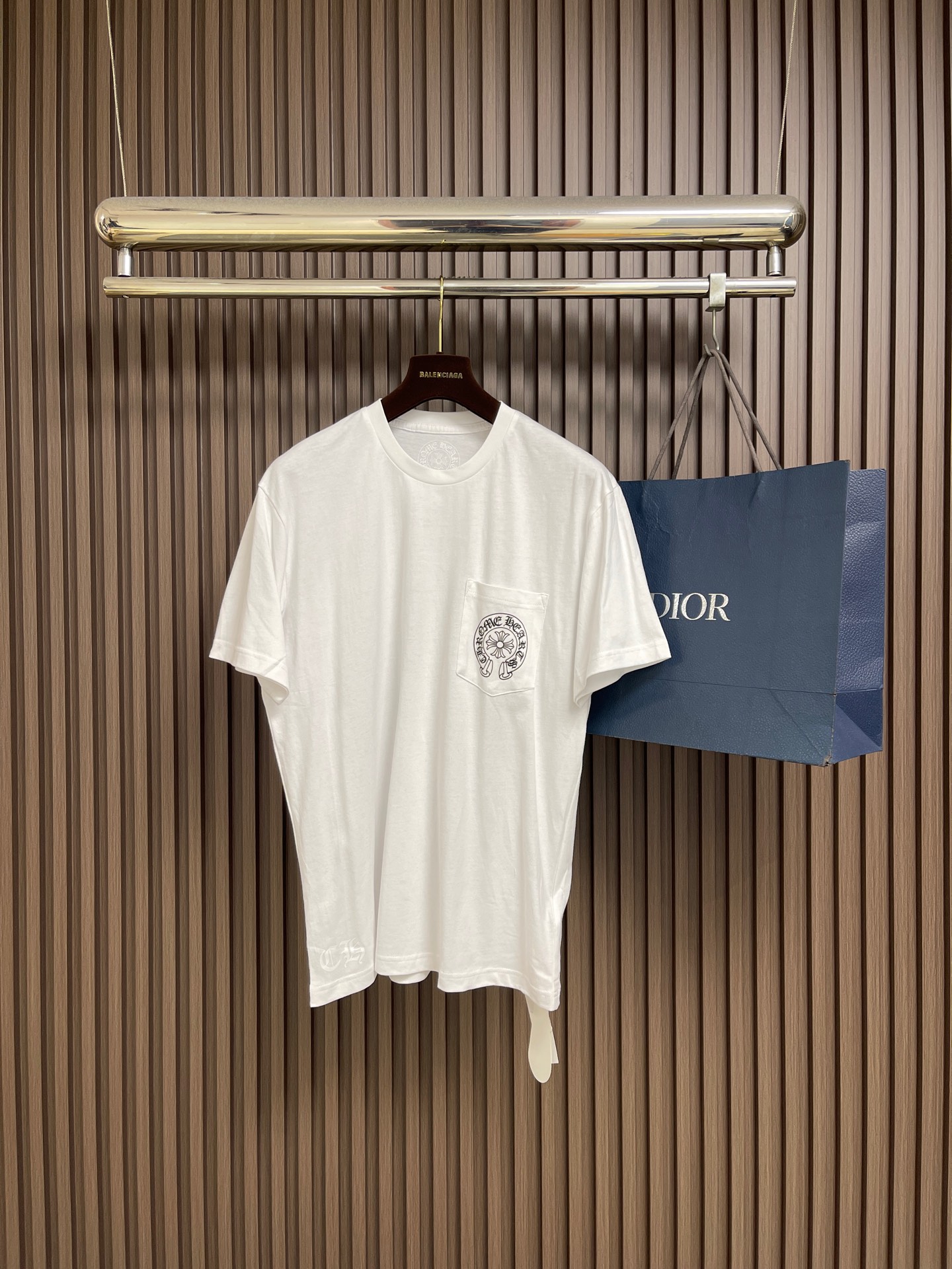 NO:756891,Chrome Hearts CH Chrome Hearts cross-print pocket short-sleeved T-shirt. Customized cloud velvet plain brushed knitted fabric. Smooth and delicate, comfortable and close to the skin. It uses classic black as the curtain to give deep sensory luxury. The white lines are neat and cracked. The cross pattern on the front is accurately embellished on the chest patch pocket to control the visual focus. The scroll mantra is outlined on the back like an ancient seal. Rugged and refined coexist, whispering that I am the rock oracle of the rules.  Let the short sleeves become an attitude statement to wear on the body. Use glue printing. The printing has been modified three times by the film screen. Use glue liquid paint to print the pattern on the fabric. The fabric is baked to fix the printed pattern. The fabrics are watered for a better hand feel and texture. It is not easy to deform, not easy to shrink, not easy to fade, and maintains long-term beauty. The overall wiring is straight and delicate, the fabric is comfortable and soft, and the color is consistent without color difference. It can be matched with the same style to create a fashionable look and control various occasions. Customized accessories, complete three standards, the same style for men and women!  Size S-XL S size bust shoulder width 47 length 70 M size bust 112 shoulder width 48 length 71 L size bust 116 shoulder width 49 length 72 XL size bust 120 shoulder width 50 length 73,,chrome hearts,chrome hearts,T-shirt,tees,t-shirt,19860909Chrome Hearts CH 克罗心十字花印花口袋短袖T恤 定制云绒平纹磨毛针织料 爽滑细腻 舒适贴肤 以经典黑为幕 赋予深邃的感官奢享 白色线条利落进裂 前幅十字花图腾精准点缀于胸前贴袋 掌控视觉焦点 卷轴咒文似古老封印勾勒于后背 粗犷与精致并存 低语着我即规则的摇滚圣谕 让短袖成为穿在身上的态度宣言.采用胶浆印花 印花经过三次菲林网板修改 使用胶浆液体涂料在织物上打印图案 烘烤织物以固定印刷图案面料都经过浇洗手感质感更佳 不易变形 不易缩水 不易褪色 保持长久的美观.整体走线平直细腻,面料舒适柔软,颜色一致无色差 能与同款搭配营造时尚造型,驾驭各种场合,定制辅料,三标齐全,男女同款！尺码S-XL S码胸围肩宽47衣长70 M码 胸围112 肩宽48衣长71 L码胸围116 肩宽49衣长72 XL码 胸围120肩宽50衣长73,,chrome hearts,chrome hearts,T-shirt,tees，t-shirt,,Men's clothing