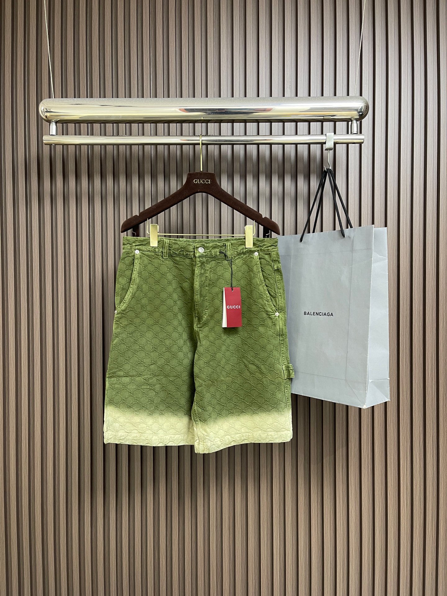 NO:759327,Tops shorts P GUCCI  The three-dimensional gradient jacquard short-sleeved jacket and shorts suit is made of imported custom-made cotton jacquard fabric. It has been treated with the brand's exclusive jacquard process. The classic logo is woven into the fabric, and then hand-made gradient washing process presents a rich gradient effect. The texture is crisp and stylish with a delicate touch. The good breathability and drape ensure the quality and practicality of the suit. It adopts a classic Cuban collar design.  , with customized metal snap closure, neat and stylish, which can modify the neck line and add a retro style; the full-length jacquard texture and gradient effect of the body are exquisite and eye-catching, breaking the monotony of solid colors, adding recognition and design level; the overall version is loose and casual, retro and casual without losing the high-end texture; the stitching is fine and even using double-line overlocking technology. Size S-XL  29-30-31-32 Counter size is too large,,gucci,shorts,jackets & coats,T-shirt,19860909上衣 短裤P GUCCI 立体渐变提花短袖外套短裤套装,采用进口定制棉质提花面料,经品牌专属提花工艺处理,将经典标识织入面料,再经手工渐变水洗工艺呈现出层次丰富的渐变效果,质地挺括有型且兼具细腻触感,良好的透气性与垂坠感保证了套装的品质与实用性；采用经典古巴领设计,搭配定制金属按扣开合,利落有型,既能修饰颈部线条又增添复古格调；衣身的满幅提花纹理与渐变效果,工艺细腻醒目,打破纯色单调感,增添了辨识度与设计层次；整体版型为宽松休闲款,复古随性又不失高级质感；采用双线锁边工艺针脚细密均匀.尺码S-XL 29-30-31-32 专柜码数 偏大,,gucci,shorts,jackets & coats,T-shirt,,Men's clothing