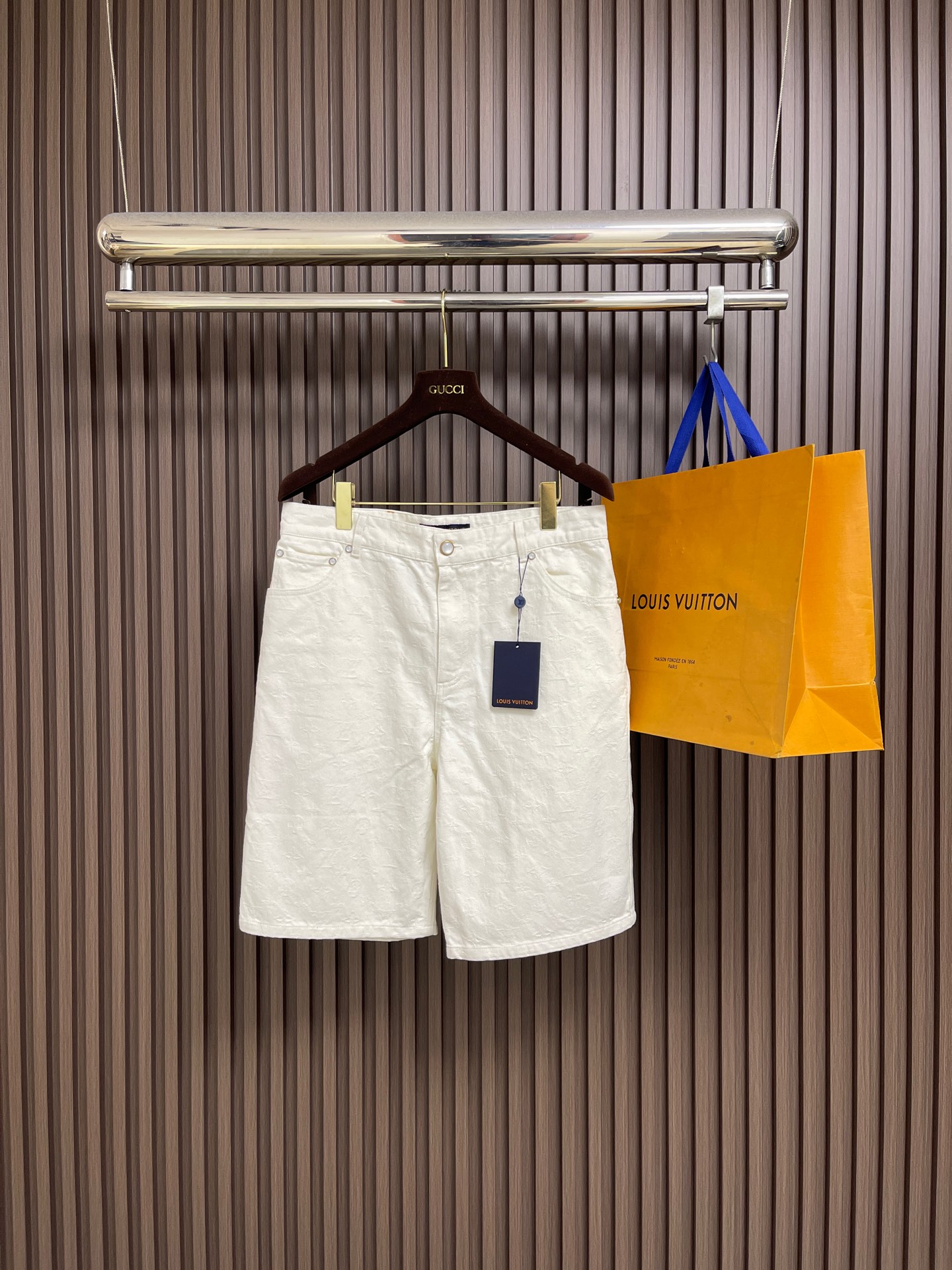 NO:759413,Tops shorts LV  The all-over jacquard short-sleeved shirt and shorts suit is made of imported custom-made jacquard denim fabrics, processed by the brand's exclusive jacquard process, and the classic Monogram logo and starburst elements are woven into the fabric. The texture is crisp and stylish with a delicate touch. The good breathability and drape ensure the quality and practicality of the suit; it adopts a classic lapel design.  Paired with custom-made metal snap buttons, it is neat and stylish, and can not only modify the neck line but also add exquisite details; the full-length jacquard texture of the body is exquisite and eye-catching, breaking the monotony of solid colors, adding recognition and design level; the overall version is loose and casual, tolerant and can be controlled by all body shapes, simple and elegant without losing the high-end texture. Sizes S-XL  29-30-31-32 Counter size is too large, Louis Vuitton, shorts, shirts, T-shirt,19860909上衣 短裤 LV 满印提花短袖衬衫短裤套装,采用进口定制提花牛仔面料面料,经品牌专属提花工艺处理,将经典Monogram标识与星芒元素满幅织入面料,质地挺括有型且兼具细腻触感,良好的透气性与垂坠感保证了套装的品质与实用性；采用经典翻领设计,搭配定制金属按扣开合,利落有型,既能修饰颈部线条又增添精致细节；衣身的满幅提花纹理,工艺细腻醒目,打破纯色单调感,增添了辨识度与设计层次；整体版型为宽松休闲款,包容性强各类身形皆能驾驭,简约大气又不失高级质感.尺码S-XL 29-30-31-32 专柜码数 偏大,,louis vuitton,shorts,shirts,T-shirt,,Men's clothing