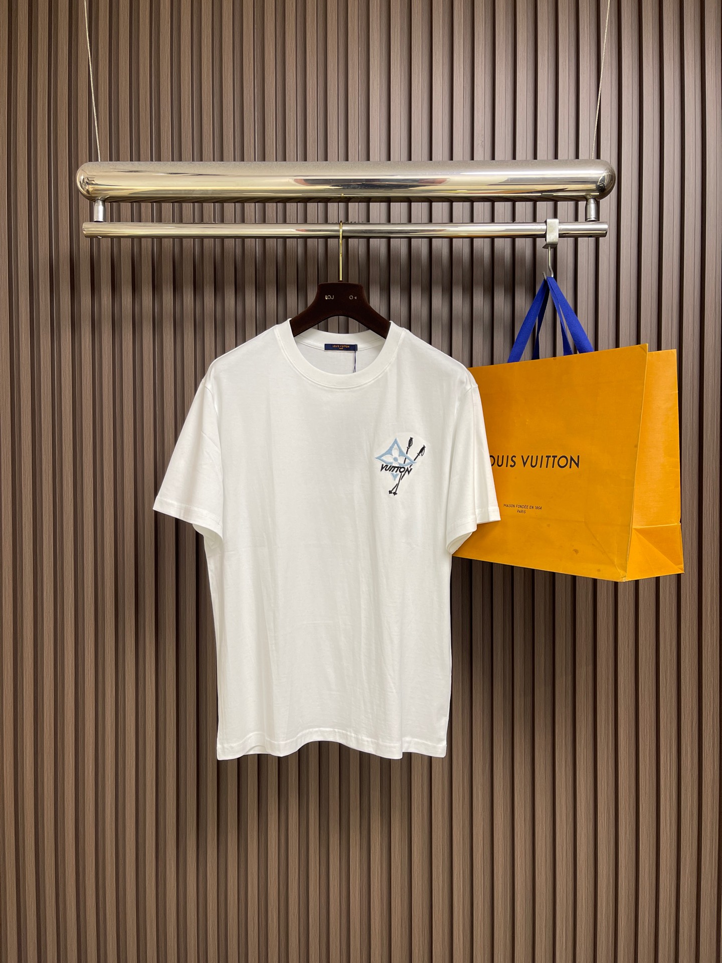 NO:759347,LV 2026SS early spring new short-sleeved T-shirt. The embroidered short-sleeved shirt shows a multi-innovation trend and deeply integrates traditional craftsmanship and modern design. In the pattern design, layered collage becomes the highlight, creating a story-telling visual effect. In the embroidery process, the custom-developed hand-embroidered washing process makes the embroidered short-sleeved shirt more suitable for modern life. Size M-3XL M size clothing length 67cm shoulder width 47.5cm chest 104cm  L length 69cm, shoulder width 49cm, bust 108cm, XL length 71cm, shoulder width 50.5cm, bust 112cm XXL length 73cm, shoulder width 52cm, bust 116cm19860909LV 2026SS早春新款短袖T恤,刺绣短袖呈现出多元创新趋势,将传统工艺与现代设计深度融合.在图案设计上,层次拼贴成为亮点,创造出富有故事性的视觉效果.刺绣工艺上,定制研发的手工刺绣洗涤工艺,让刺绣短袖更适应现代生活.尺码M-3XL M码衣长67cm肩宽47.5cm 胸围104cm L码衣长69cm肩宽49cm 胸围108cm XL码衣长71cm 肩宽50.5cm 胸围112cm XXL码衣长73cm肩宽52cm 胸围116cm XXXL码衣长75cm 肩宽53.5cm 胸围120cm,,louis vuitton,T-shirt,tees，t-shirt,,Men's clothing