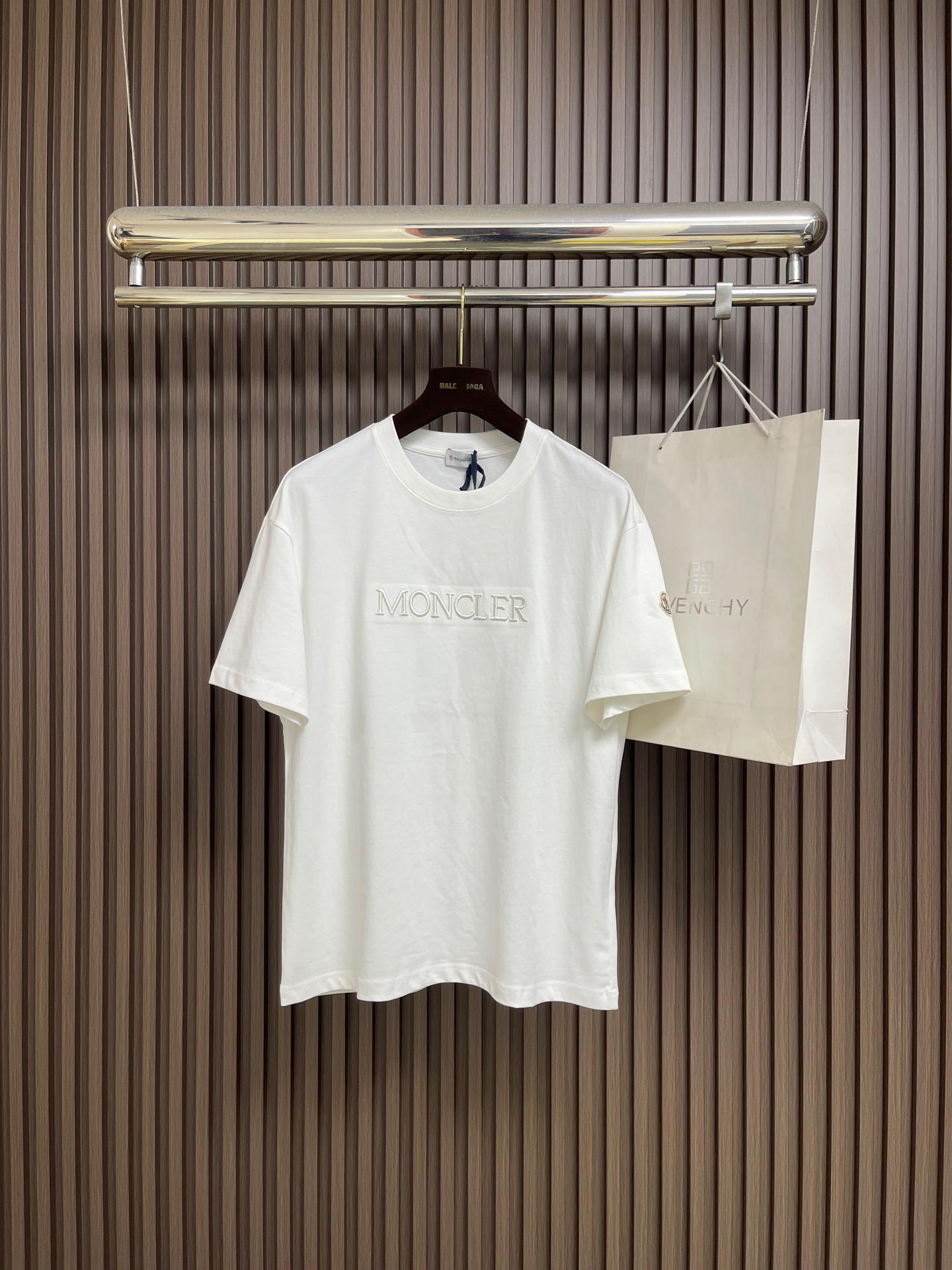 NO:759291,Moncler 2026ss early spring new short-sleeved T-shirt, customized fabric, customized embroidery logo, excellent comfort and breathability, soft, wrinkle-resistant, elastic and drapey, whether worn alone or worn inside, it is very handsome, pursuing luxury, noble and elegant style, creating extraordinary men's taste, the visual effect is very good, extremely high-grade, simple and fashionable, a must-have choice for leisure and business. Sizes M-3XL M, chest 104, shoulder width 55, length 70 L  Bust 108 Shoulder width 56.5 Length 7219860909Moncler 2026ss早春新款短袖T恤,定制面料,定制刺绣logo,舒适性与透气性兼优,柔软抗皱弹性和垂性极佳,无论是单穿或是内搭都是帅气十足,追求奢华高贵优雅风范,打造不凡男士品味,视觉效果非常赞,档次极高,简约时尚,休闲商务必备之选.尺码M-3XL M码 胸围104 肩宽55 衣长70 L码 胸围108 肩宽56.5 衣长72 XL码胸围112 肩宽58衣长74 2XL码 胸围116 肩宽59.5 衣长76 3XL码 胸围120 肩宽61 衣长78,,T-shirt,tees，t-shirt,,Men's clothing