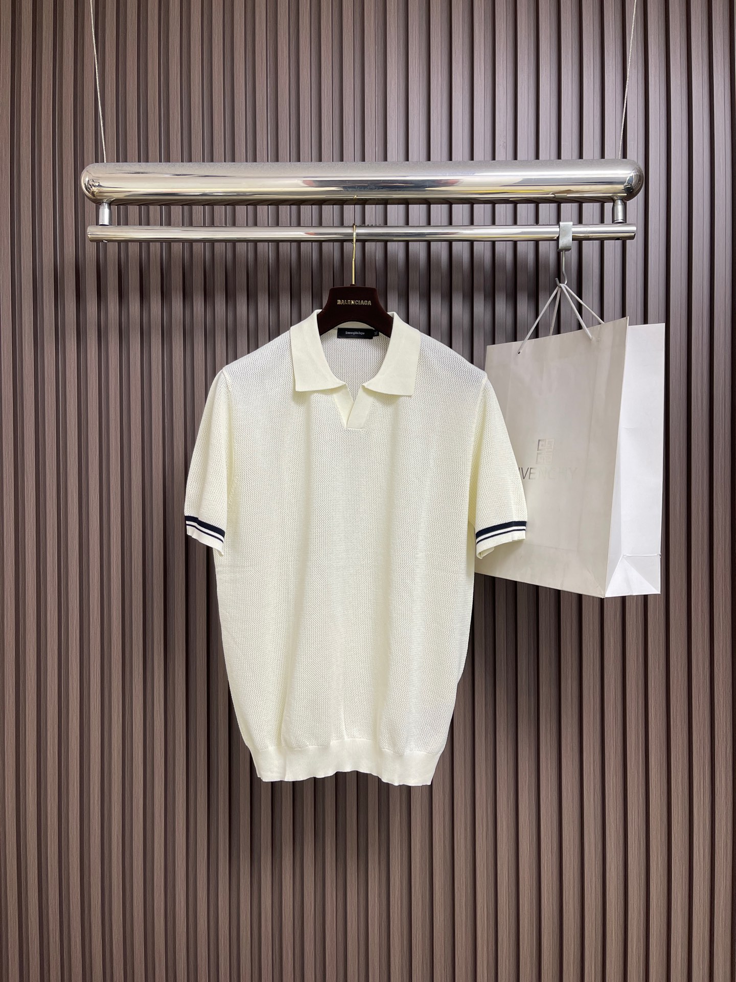 NO:759274,ZEGNA 2026ss new short-sleeved knitted Polo. This Polo is a classic item in the wardrobe. It has a delicate shape and elegant sports style. It adopts a short-sleeved design, soft and simple, and has threaded cuffs with contrasting knitted finishes. Sizes M-3XL, T-shirt,19860909ZEGNA 2026ss新款短袖针织Polo,这款Polo是衣橱中的经典单品,造型细致,运动风格优雅,采用短袖设计,柔软而简约,螺纹袖口撞色针织完成,尺码M-3XL,,T-shirt,,Men's clothing