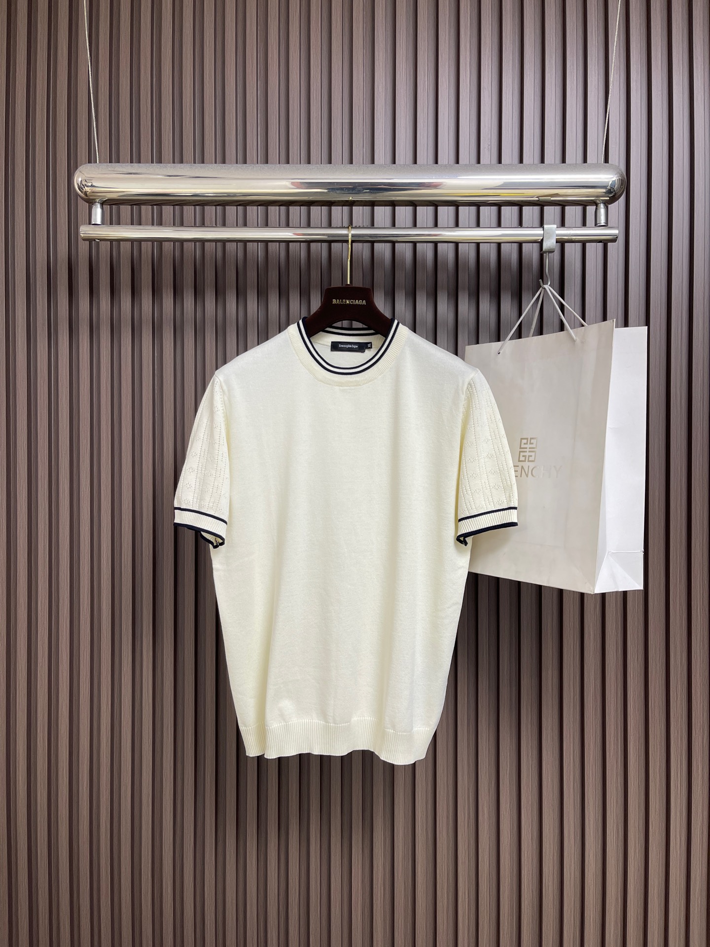 NO:759284,Zegna 2026ss early spring fashion men's short-sleeved knitted T-shirt is a very star-level item. It has a very good appearance, is both grand and connotative, and full of details. It fully embodies the brand's low-key and luxurious style. The overall vision is full of vitality and youthfulness, and the upper body is full of temperament!  Size M-3XL,,T-shirt,tees,t-shirt,19860909Zegna 2026ss早春时装款男士短袖针织T恤,非常明星级的一款单品,颜值度极高,即大气又有内涵,细节感满满,充分体现了品牌低调且奢华的风格,整体的视觉充满活力和年轻态,上身满满的气质！尺码M-3XL,,T-shirt,tees，t-shirt,,Men's clothing