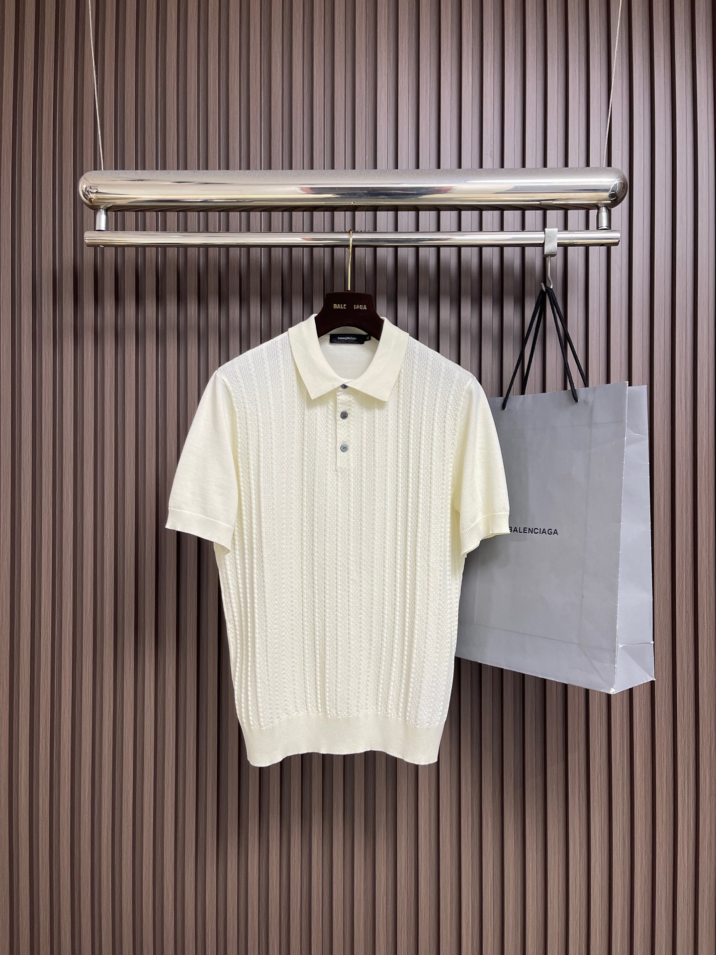 NO:759401,ZEGNA  Men's classic vertical striped sweater short-sleeved POLO is an elegant summer lapel sweater. With its simple yet stylish design, it has become the most worthy fashion item this season. It is soft and skin-friendly and has excellent breathability. It can keep you fresh and comfortable even in summer. The classic lapel design, with exquisite buttons, shows the elegant neck line. The slim tailoring perfectly fits the body shape and can be easily controlled whether it is business occasions or leisure time. Size M-3XL, T-shirt,19860909ZEGNA 男士经典竖条纹针织衫短袖POLO,演绎夏日优雅翻领衫,以其简约而不失格调的设计,成为本季最值得入手的时尚单品,柔软亲肤,透气性极佳,即使在夏日也能保持清爽舒适.经典的翻领设计,搭配精致的纽扣,展现出优雅的颈部线条.修身的剪裁,完美贴合身形,无论是商务场合还是休闲时光,都能轻松驾驭,尺码M-3XL,,T-shirt,,Men's clothing