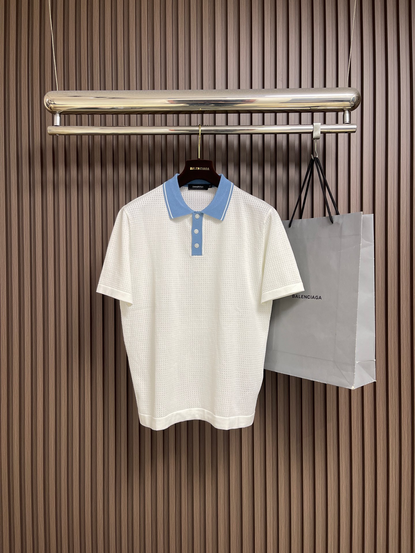 NO:759395,Zegna  2026ss classic short-sleeved knitted POLO, with its simple yet stylish design, has become a must-have wardrobe item for both men and women. It is made of high-quality customer-supplied materials, delicate and soft, skin-friendly and comfortable, and has the same tailoring design for men and women, which is suitable for men to show stability and restraint.  The temperament is also suitable for women to show their casual charm. Whether paired with jeans or casual pants, you can easily control various occasions, from daily outings to casual gatherings, making you the center of attention. Sizes M-3XL, jeans, T-shirt,19860909Zegna 2026ss经典款短袖针织POLO,以其简约而不失时尚的设计,成为了男女皆宜的衣橱必备单品.选用优质客供材质,细腻柔软,亲肤舒适,男女同款的剪裁设计,既适合男性展现稳重内敛的气质,也适合女性彰显随性洒脱的魅力.无论是搭配牛仔裤还是休闲裤,都能轻松驾驭各种场合,从日常出行到休闲聚会,都能让你成为焦点.尺码M-3XL,,jeans,T-shirt,,Men's clothing