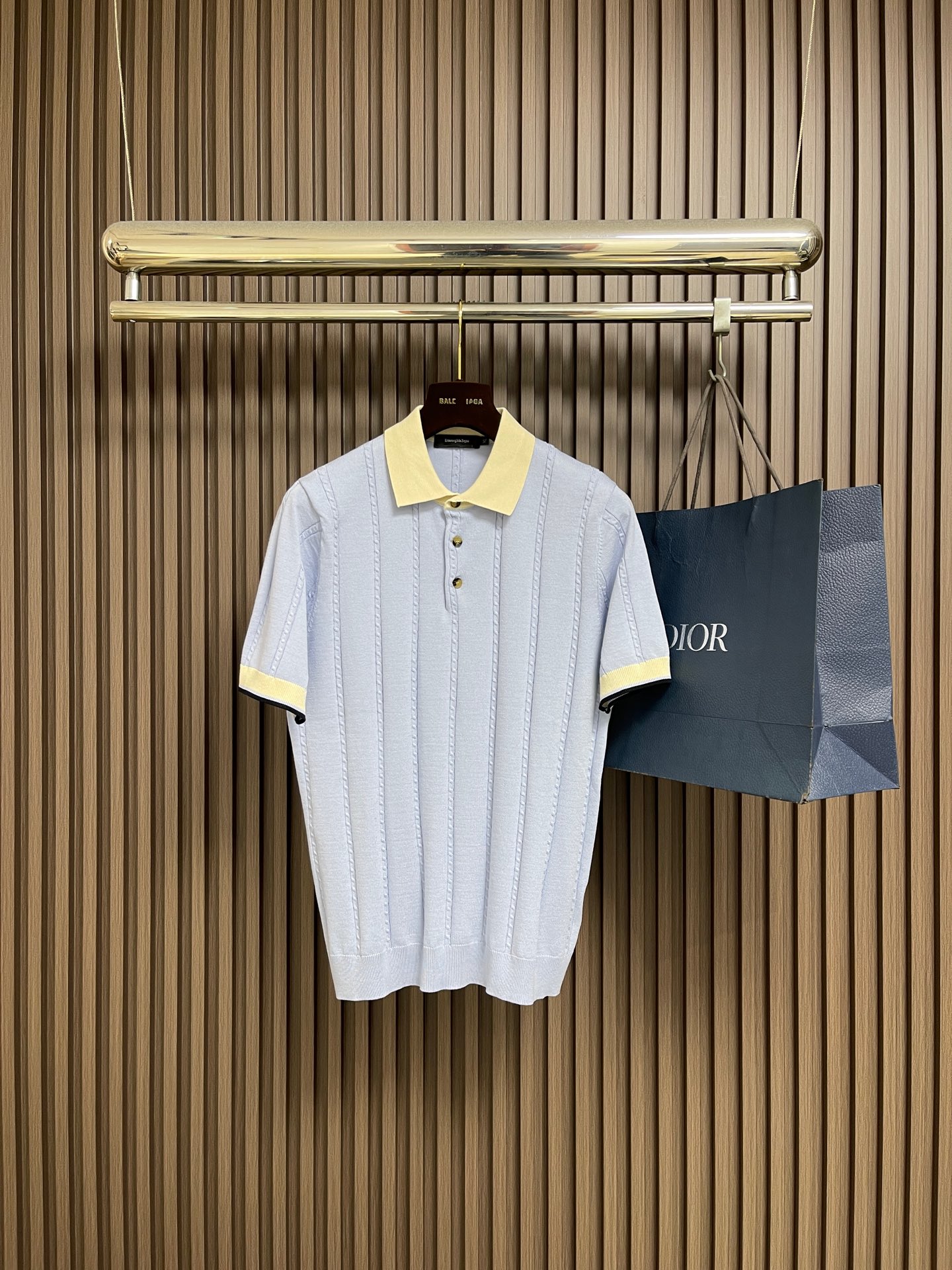 NO:759358,Zegna 2026ss early spring fashion men's short-sleeved striped knitted polo shirt is a very star-level item. It has a very high appearance, is both grand and connotative, and full of details. It fully embodies the brand's low-key and luxurious style. The overall vision is full of vitality and youthfulness, and the upper body is full of temperament!  Size M-3XL,,T-shirt,19860909Zegna 2026ss早春时装款男士短袖条纹针织polo衫,非常明星级的一款单品,颜值度极高,即大气又有内涵,细节感满满,充分体现了品牌低调且奢华的风格,整体的视觉充满活力和年轻态,上身满满的气质！尺码M-3XL,,T-shirt,,Men's clothing