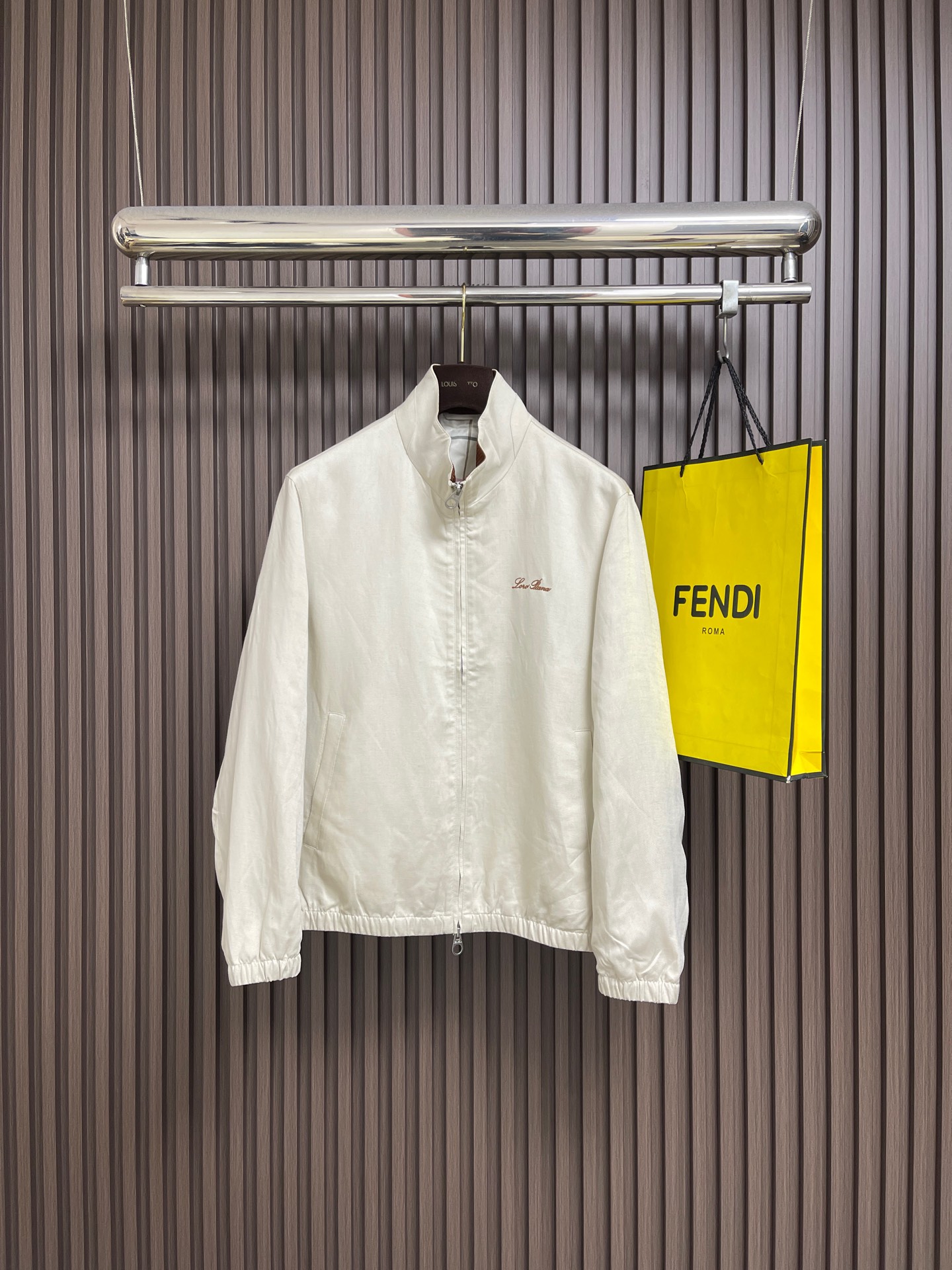 NO:756888,LP Loropiana 2026ss early spring new stand-up collar jacket brings a sense of luxury to daily life. It selects high-count fabrics, feels soft and waxy, and is draped and stylish without being flattering on the figure. The classic stand-up collar is matched with a contrasting inner plaid design to break the monotony of solid colors. The exquisite embroidery on the chest shows low-key taste. It is easily suitable for commuting, leisure, and going out. It is a timeless texture choice in the wardrobe. Sizes 48-56,,loro piana,loro piana,jackets  & coats,19860909LP Loropiana 2026ss早春新品立领夹克,把高级感穿在日常,甄选高支面料,触感软糯,垂坠有型不挑身材.经典立领搭配撞色内里格纹设计,打破纯色单调,胸口精致刺绣低调彰显品味.轻松适配通勤、休闲、出街,是衣橱里永不过时的质感之选.尺码48-56,,loro piana,loro piana,jackets & coats,,Men's clothing