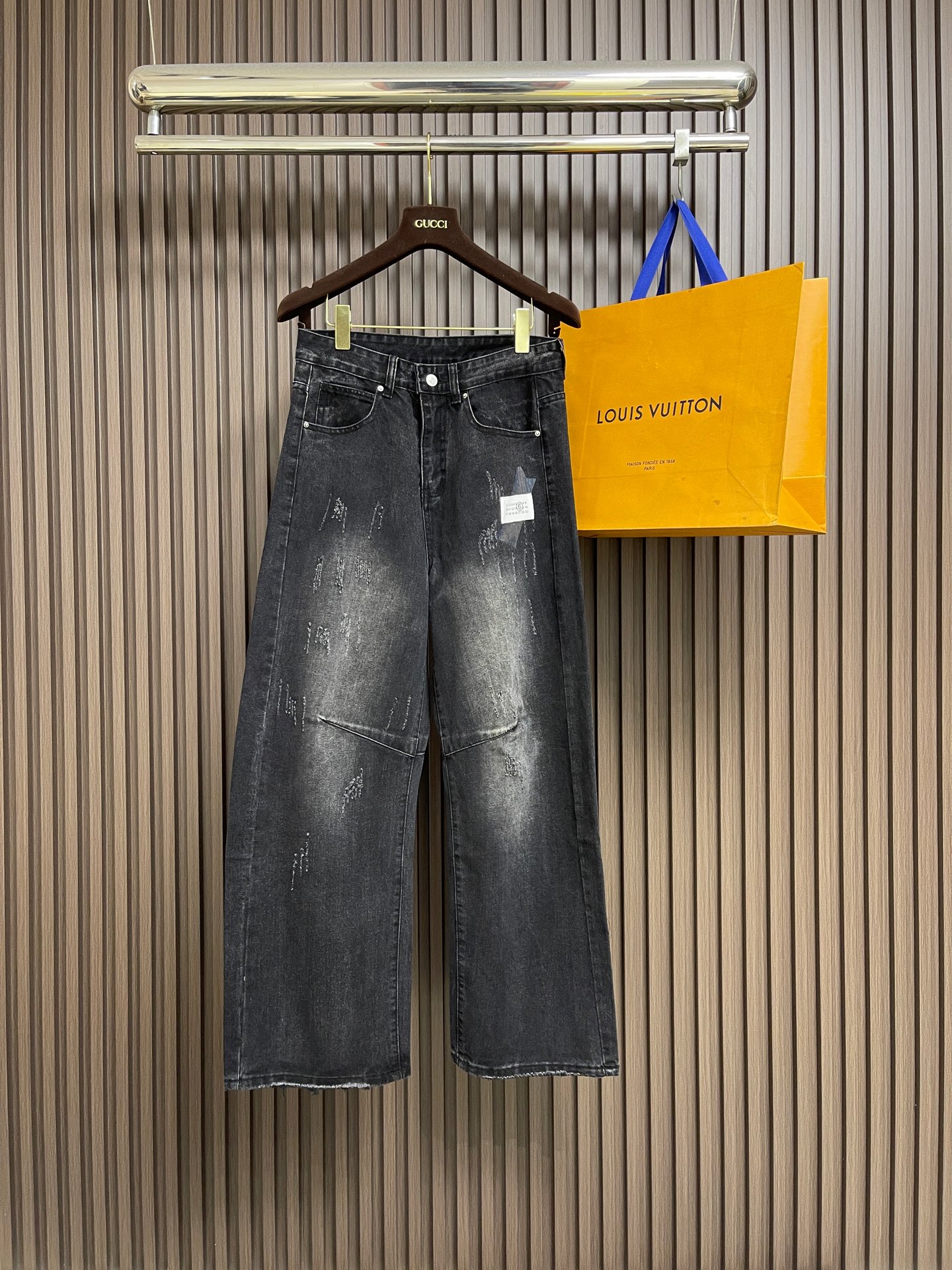 NO:759337,MM6 2025SS new gradient frayed jeans!  Customized washed denim made of 100% cotton. The fabric feels soft and skin-friendly. It is very comfortable and breathable to wear, even if it is worn with a trendy inner!  The discharge dyeing process is very sophisticated. It needs to be sewn and then rinsed with light fermentation to restore the nostalgic color effect. Each piece must be cut in strict alignment, which is very time-consuming and material-consuming. Casual and loose-fitting cutting, hot rhinestones are the finishing touch, and a must-have choice for appearance and quality control. Sizes M-XXL, masion margiela, jeans,19860909MM6 2025SS新款渐变磨破牛仔裤！客供定制水洗牛仔全棉材质制成,面料触感柔软亲肤,着穿非常的舒适透气,即便是里搭配潮搭！拔染工艺非常的考究,需缝车好后再进行轻酵漂洗加怀旧色还原效果,每块裁片都要严格要求对位裁剪,非常的耗时耗料,休闲宽松的版型裁剪,烫钻点睛之笔,颜值控与品控的必备之选.尺码M-XXL,,masion margiela,jeans,,Men's clothing