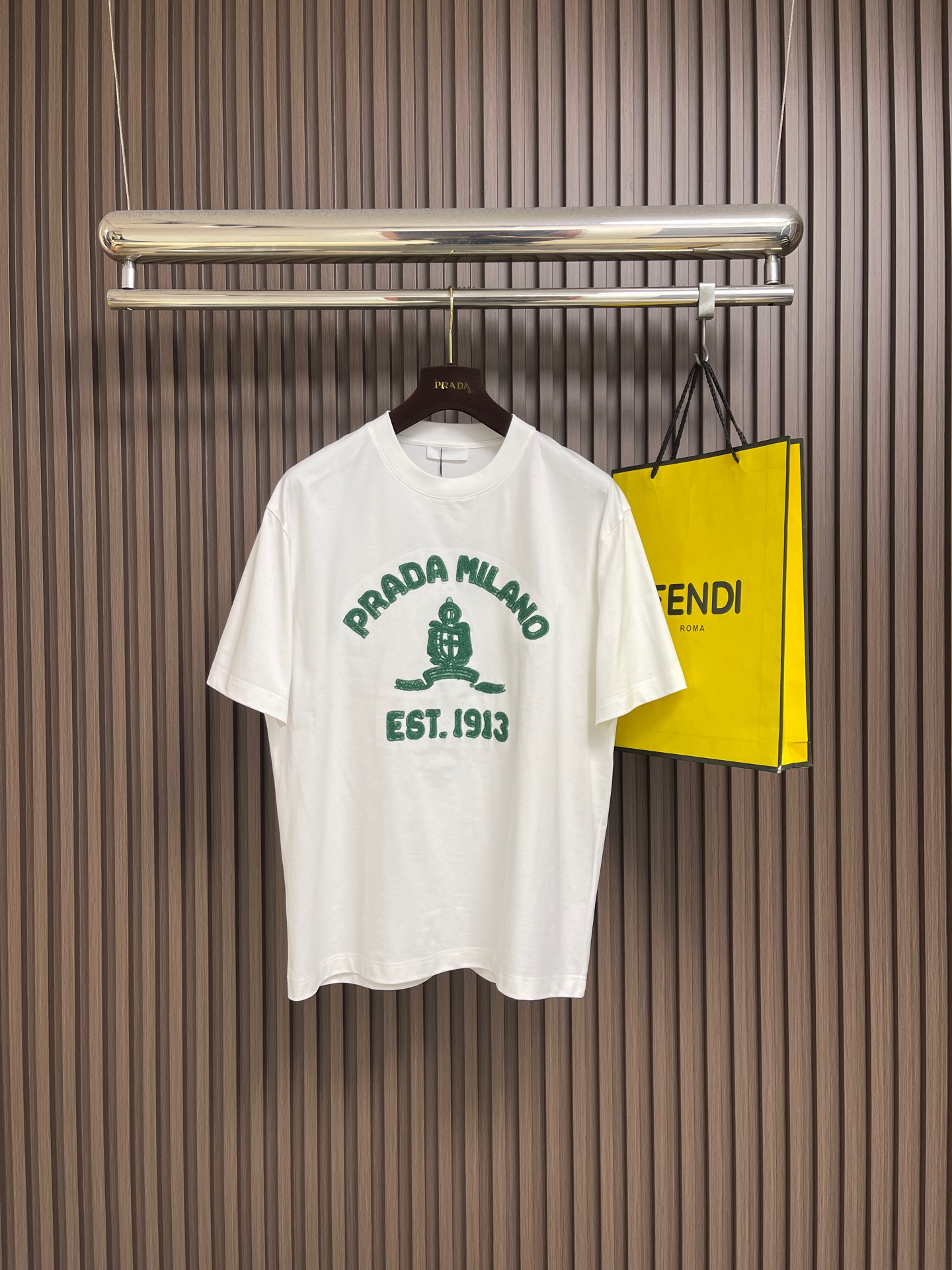 NO:756885,PRADA 2026ss new embroidered logo short-sleeved T-shirt, made of 260g 32-count double yarn pure cotton fabric exclusively customized from the original board. The texture is very soft and comfortable, with 320g 1x1 thread (the fabric thread is dyed in the same cylinder, no color difference and not easy to deform). Sizes M-XXL  Bust 118, shoulder width 53.5, length 75 XXL, bust 122, shoulder width 54.5, length 76, prada, T-shirt, tees, t-shirt,19860909PRADA 2026ss新款刺绣logo短袖T恤,采用原板独家定制260克32支双纱纯棉面料质感非常柔软舒服,搭配320克1x1螺纹（面料螺纹同缸定染无色差 不易变形）尺码M-XXL  M码 胸围110 肩宽51.5 衣长71 L码 胸围114 肩宽52.5 衣长73  XL码 胸围118 肩宽53.5 衣长75 XXL码 胸围122 肩宽54.5 衣长76,,prada,T-shirt,tees，t-shirt,,Men's clothing