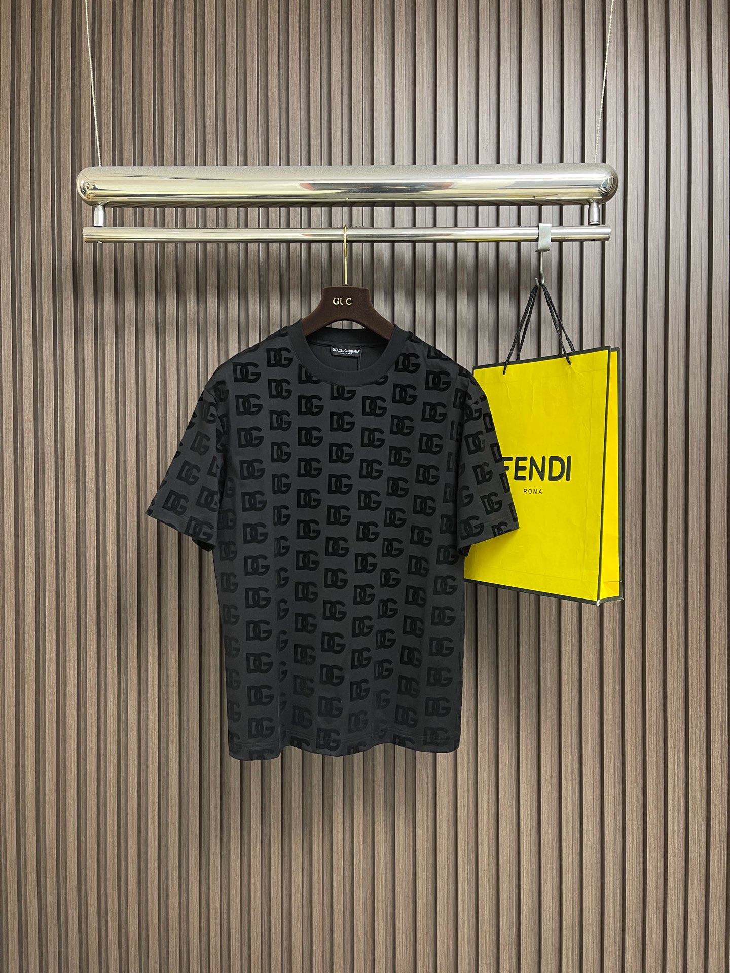 NO:756882,DG DOLCE GABBANA 2026 SS spring and summer short-sleeved T-shirt, customized pure cotton fabric, brand letter logo embroidery on the chest, the first choice for casual outings, whether paired with jeans and casual pants, it can show a unique personality. Size M-XXl,, Dolce&Gabbana, Dolce&Gabbana, jeans, T-shirt, tees, t-shirt,19860909DG DOLCE GABBANA 杜嘉班纳2026SS春夏短袖T恤,定制纯棉面料,胸前品牌字母logo刺绣,休闲出街首选款,无论是搭配牛仔裤休闲裤,都能展现出独特的个性.尺码M-XXl,,Dolce&Gabbana,Dolce&Gabbana,jeans,T-shirt,tees，t-shirt,,Men's clothing