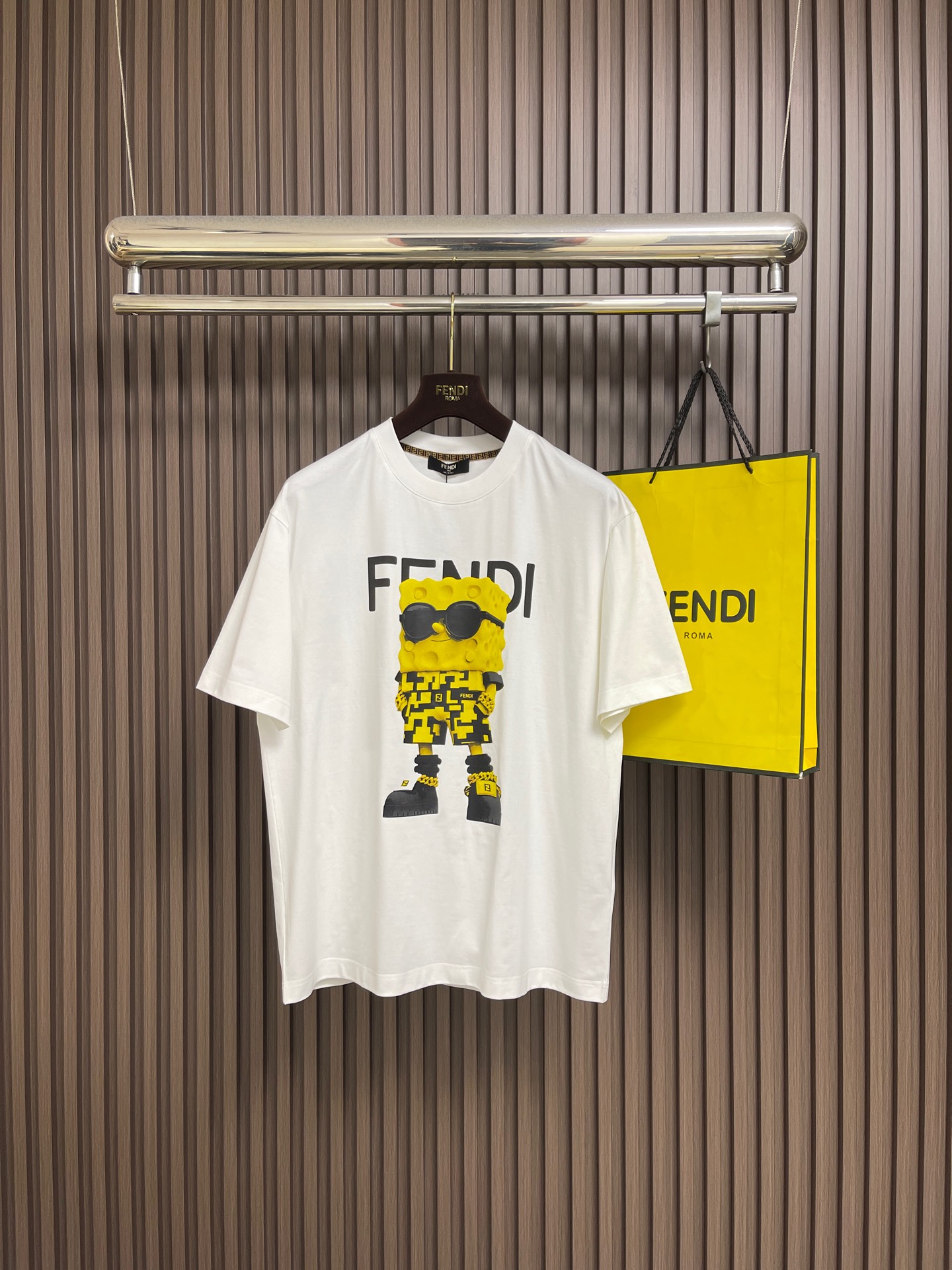 NO:756879,FENDI 2026fw early spring new round neck short-sleeved T-shirt, 300g pure cotton fabric, meticulous and neat wiring, SpongeBob SquarePants personalized print, versatile upper body, suitable for all occasions. Sizes M-xXL,, fendi, T-shirt, tees, t-shirt,19860909FENDI 2026fw早春新款圆领短袖T恤,300克纯棉面料,走线细致工整,海绵宝宝个性印花,上身百搭,适于所有场合.尺码M-xXL,,fendi,T-shirt,tees，t-shirt,,Men's clothing