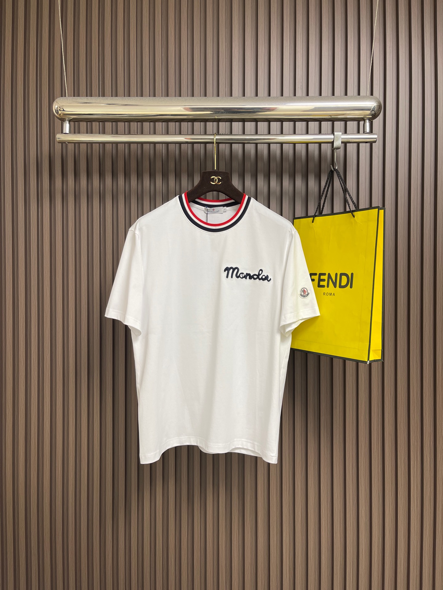 NO:756876,Moncler knitted collared logo short-sleeved T-shirt. Customized Yunrou plain cotton, soft and delicate, comfortable and close to the skin. Rich Bordeaux red meets iridescent ribs, allowing the color to breathe. The chest is embellished with the brand's embroidered logo. It complements the Moncler embroidered logo on the sleeves to add brand recognition. The contrasting ribbed knitted collar is sublimated and becomes the starting point for breaking the boundaries of style. Let the contradictory aesthetics be harmonious in the conflict. The collar is reconstructed to create its own style.  Adopt imported machine embroidery technology, use advanced computer control system and precision mechanical components to realize Moncler logo embroidery work, high precision, smooth and delicate lines, computer pattern sewing machine technology, input the required pattern through computer software, high-precision positioning system to ensure the accurate position of the pattern on the fabric, with automatic sewing function, can automatically complete the sewing process, the fabrics have been washed, the hand feel and texture are better, not easy to deform, not easy to shrink, not easy to fade  Maintain long-lasting beauty. Sizes M-xXL,, T-shirt, tees, t-shirt,19860909Moncler 针织领口标识短袖T恤 定制云柔平纹棉 柔软细腻 舒适贴肤 以浓郁的波尔多红邂逅虹彩罗纹 让色彩拥有呼吸的层次 胸前饰以品牌字样刺绣标识作点缀 与手袖Moncler绣标相得益彰增添品牌辨识度 撞色罗纹针织领作升华 成为风格破界的起点 让矛盾的美学在冲突中和谐 领间重构 风格自成 采用进口机刺绣工艺 使用先进的计算机控制系统和精密的机械部件 实现Moncler标识刺绣作业 精度高 线条流畅而细腻 电脑画样缝纫机工艺 通过电脑软件输入所需的图案 高精度的定位系统 确保图案在布料上的准确位置 具备自动缝纫功能 能够自动完成缝纫过程 面料都经过浇洗 手感质感更佳 不易变形 不易缩水 不易褪色 保持长久的美观.尺码M-xXL,,T-shirt,tees，t-shirt,,Men's clothing