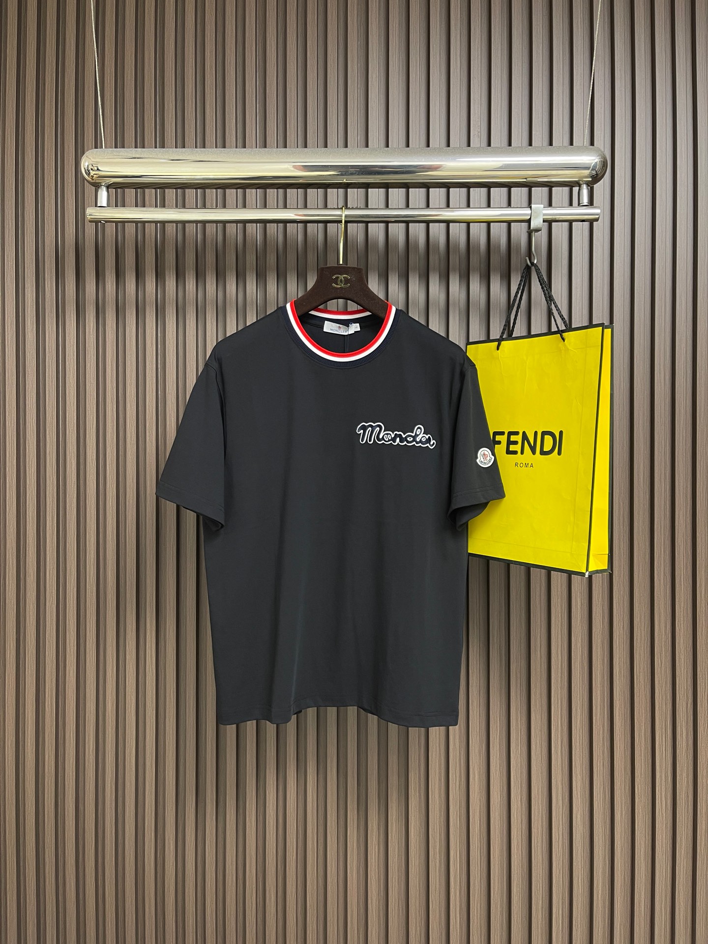 NO:756873,Monicker knitted collared logo short-sleeved T-shirt. Customized Yunrou plain cotton, soft and delicate, comfortable and close to the skin. Rich Bordeaux red meets iridescent ribs, allowing the color to breathe. The chest is embellished with the brand's embroidered logo. It complements the Moncler embroidered logo on the sleeves to add brand recognition. The contrasting rib knitted collar is sublimated and becomes the starting point for breaking the boundaries of style. Let the contradictory aesthetics be harmonious in the conflict. The collar is reconstructed to create its own style.  Adopt imported machine embroidery technology, use advanced computer control system and precision mechanical components to realize Moncler logo embroidery work, high precision, smooth and delicate lines, computer pattern sewing machine technology, input the required pattern through computer software, high-precision positioning system to ensure the accurate position of the pattern on the fabric, with automatic sewing function, can automatically complete the sewing process, the fabrics have been washed, the hand feel and texture are better, not easy to deform, not easy to shrink, not easy to fade  Maintain long-term beauty. Sizes M-xxL,, T-shirt, tees, t-shirt,19860909Monicker 针织领口标识短袖T恤 定制云柔平纹棉 柔软细腻 舒适贴肤 以浓郁的波尔多红邂逅虹彩罗纹 让色彩拥有呼吸的层次 胸前饰以品牌字样刺绣标识作点缀 与手袖Moncler绣标相得益彰增添品牌辨识度 撞色罗纹针织领作升华 成为风格破界的起点 让矛盾的美学在冲突中和谐 领间重构 风格自成 采用进口机刺绣工艺 使用先进的计算机控制系统和精密的机械部件 实现Moncler标识刺绣作业 精度高 线条流畅而细腻 电脑画样缝纫机工艺 通过电脑软件输入所需的图案 高精度的定位系统 确保图案在布料上的准确位置 具备自动缝纫功能 能够自动完成缝纫过程 面料都经过浇洗 手感质感更佳 不易变形 不易缩水 不易褪色 保持长久的美观.尺码M-xxL,,T-shirt,tees，t-shirt,,Men's clothing