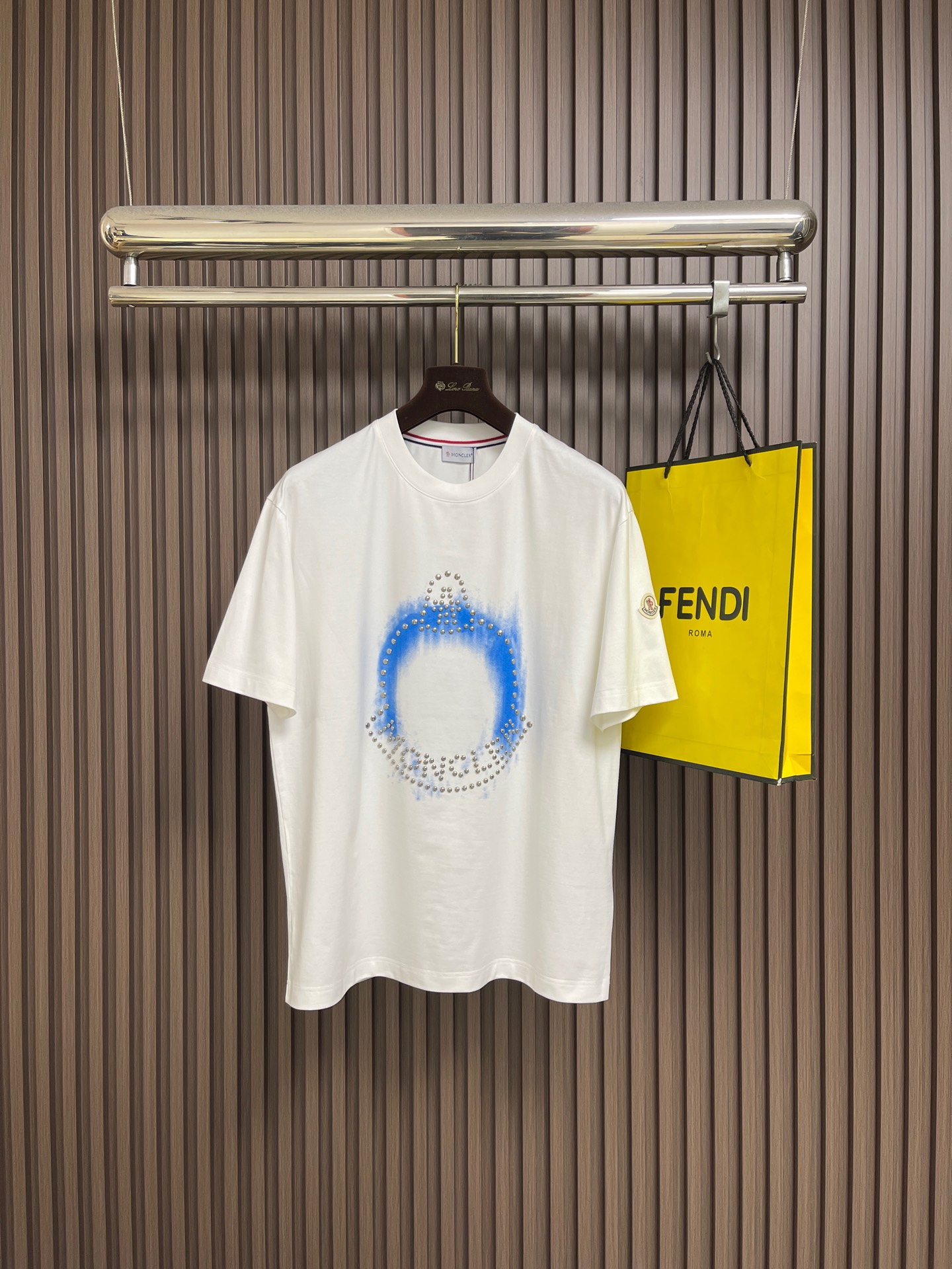 NO:756870,Monicker 2026SS early spring new short-sleeved T-shirt, classic logo short-sleeved T-shirt. Selected 280g high-count combed cotton blended fabric, which is skin-friendly, breathable and anti-wrinkle. It will not deform or pill after long-term wear, and the texture will be full!  The classic fit is not flattering on your figure, and the black and white colors are versatile and stress-free. They look great when worn alone or layered!  Size M-XXL,,T-shirt,tees,t-shirt,19860909Monicker 2026SS早春新品短袖T恤,经典徽标短袖T恤.精选280g 高支精梳棉混纺面料,亲肤透气还抗皱,久穿不变形、不起球,质感直接拉满！经典合身版型不挑身材,黑白两色百搭无压力,单穿叠穿都好看！尺码M-XXL,,T-shirt,tees，t-shirt,,Men's clothing