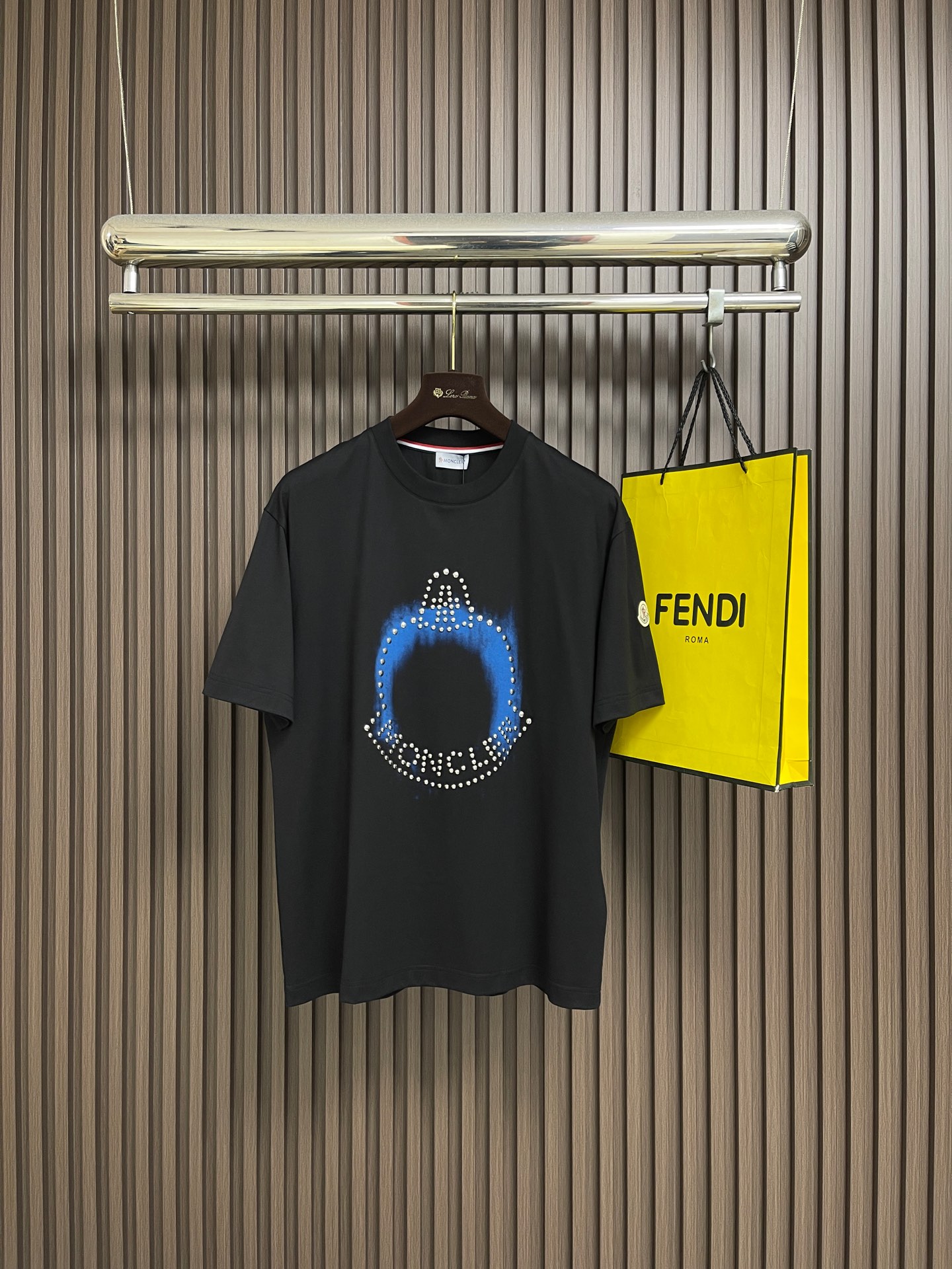 NO:756867,Moncler 2026SS early spring new short-sleeved T-shirt, classic logo short-sleeved T-shirt. Selected 280g high-count combed cotton blended fabric, which is skin-friendly, breathable and anti-wrinkle. It will not deform or pill after long-term wear, and the texture will be full!  The classic fit is not flattering on your figure, and the black and white colors are versatile and stress-free. They look great when worn alone or layered!  Size M-XXL,,T-shirt,tees,t-shirt,19860909Moncler 2026SS早春新品短袖T恤,经典徽标短袖T恤.精选280g 高支精梳棉混纺面料,亲肤透气还抗皱,久穿不变形、不起球,质感直接拉满！经典合身版型不挑身材,黑白两色百搭无压力,单穿叠穿都好看！尺码M-XXL,,T-shirt,tees，t-shirt,,Men's clothing
