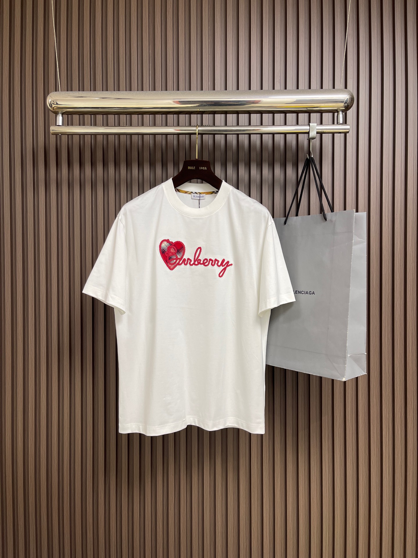 NO:756864,Burberry  The love horse embroidered round neck short-sleeved T-shirt is made of high-quality pure cotton fabric, which is skin-friendly and breathable. The black and off-white tones are classic and versatile. The brand knight logo on the front adopts precision embroidery technology. The silk thread is full in color, the stitching is delicate and three-dimensional, and the pattern is rich in layers, highlighting the brand's high recognition. The round neck structure is processed by overlocking technology, and the collar fits the neck and is not easy to deform. The body is sewn using industrial-grade flat stitching technology, and the stitches are smooth.  It is uniform, and the stitch length at the hem and cuffs is fine and firm. From the selection of pure cotton fabrics to the control of embroidery details, every process reflects Burberry's pursuit of craft precision and classic style. It not only retains the daily practicality of the T-shirt, but also shows the brand's light luxury recognition through exquisite embroidery. It is a fusion of casual style and exquisite craftsmanship. The overall line routing is straight and delicate, the fabric is comfortable and soft, and the color is consistent without color difference.  It can be matched with the same style to create a fashionable look, and can be used in various occasions. Customized accessories, complete with three standards, same style for men and women!  Size M-XXL,,burberry,T-shirt,tees,t-shirt,19860909Burberry 爱心战马刺绣圆领短袖T恤,选用高品质纯棉面料,触感亲肤透气,黑色与米白色调经典百搭.正面品牌骑士标识采用精密刺绣工艺,丝线色泽饱满、针脚细腻立体,图案层次丰富,彰显品牌高辨识度.圆领结构经锁边工艺处理,领口贴合颈部且不易变形.衣身车缝采用工业级平缝工艺,线迹平整均匀,下摆与袖口处针距细密牢固.从纯棉面料的甄选到刺绣细节的把控,每一道工序都体现Burberry对工艺精度与经典风格的追求,既保留T恤的日常实穿性,又通过精致刺绣展现品牌的轻奢辨识度,是休闲风格与精湛工艺的融合之作.整体走线平直细腻,面料舒适柔软,颜色一致无色差 能与同款搭配营造时尚造型,驾驭各种场合,定制辅料,三标齐全,男女同款！尺码M-XXL,,burberry,T-shirt,tees，t-shirt,,Men's clothing