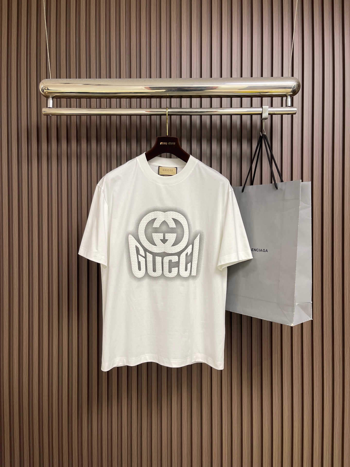 NO:756861,GUCCI  The pattern-printed round-neck short-sleeved T-shirt is made of imported high-count mercerized cotton fabric. It feels silky and delicate, has excellent hygroscopicity and breathability, and is not stuffy and not easy to yellow after long-term wear. The neckline adopts a classic round-neck design, with high-elastic rib binding technology. It is durable and not easy to loosen. It fits the neck line and makes it more simple and elegant;  The front of the body is decorated with a colorful printed pattern, with red and gold colors intertwined with chain elements. The printing process is exquisite, and the colors are bright and firm and will not fall off easily. It becomes the core visual highlight and breaks the monotony of pure white T-shirts. Sizes M-XXL, gucci, T-shirt, tees, t-shirt,19860909GUCCI 图案印花圆领短袖T恤,采用进口高支丝光棉面料,触感丝滑细腻,兼具优秀的吸湿性与透气性,久穿不闷且不易泛黄,领口采用经典圆领设计,搭配高弹罗纹包边工艺,耐穿不易松垮,贴合颈部线条更显简约大气；衣身正面饰有彩印图案,红金配色与链条元素交织,印花工艺精湛,色彩鲜艳牢固不易脱落,成为视觉核心亮点,打破纯白T恤的单调感.尺码M-XXL,,gucci,T-shirt,tees，t-shirt,,Men's clothing