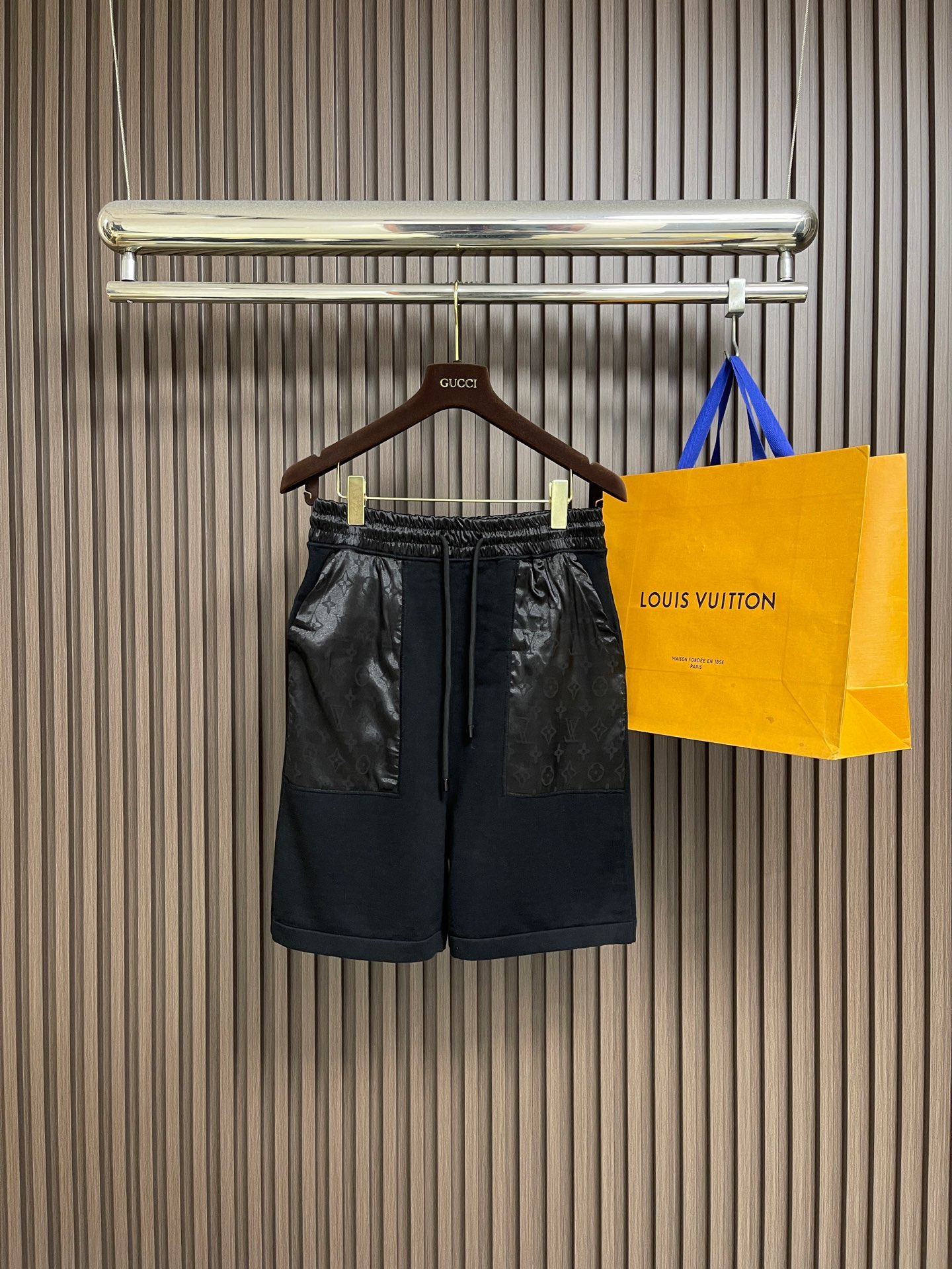 NO:756901,Tops Shorts LV 2026SS new summer MONOGRAM nylon inlay T-shirt shorts suit. This T-shirt is made of elegant cotton knitting, with Yingze Monogram nylon inlays to illuminate the chest patch pocket and half-moon patch on the back of the neck. The style is novel and unique, and the upper body effect is very good. It is the same style for men and women. Highly recommended!  Size S-XL Clothes S size Bust Shoulder width 43 Length 66 M size Bust 112 Shoulder width 45 Length 68 L size Bust size 116 Shoulder width 47 Length 70  Pants length 54, Louis Vuitton, shorts, tees, t-shirt,19860909上衣 短裤 LV 2026SS夏季新款MONOGRAM 锦纶嵌饰T恤短裤套装,本款T恤取材素雅棉质针织,以莹泽Monogram锦纶嵌饰点亮胸前贴袋和后颈半月形饰片.款式新颖独特,上身效果非常赞,男女同款,强烈推荐！尺码S-XL 衣服 S码 胸围 肩宽43衣长66 M码胸围112肩宽45衣长68 L码 胸围116肩宽47衣长70 XL码胸围120肩宽49衣长72 短裤 S码 腰围66 裤长48 M码腰围70 裤长50 L码 腰围74 裤长52 XL码 腰围78 裤长54,,louis vuitton,shorts,tees，t-shirt,,Men's clothing