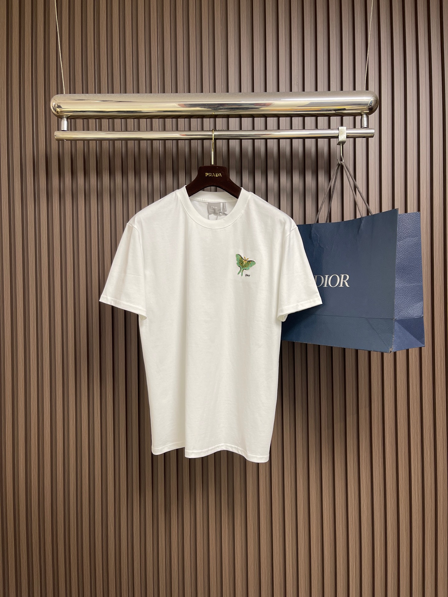 NO:756895,Dior butterfly embroidered knitted cotton short-sleeved T-shirt, a ready-to-wear item from the 2026ss spring and summer series, is crafted with elegant butterfly embroidery patterns, showing a romantic atmosphere and exquisite style. This regular fit T-shirt is crafted from knitted cotton and embellished with Dior butterfly embroidery on the chest. Sizes S-XL S size shoulder width 56.5 bust 106 length 70 M size shoulder width 58 bust 110 length 72  L size shoulder width 60.5, bust size 114, length 74 XL size, shoulder width 62, bust size 118, length 76, dior, T-shirt, tees, t-shirt,19860909Dior 蝴蝶刺绣针织棉短袖T恤,2026ss春夏系列成衣单品匠心融蕴雅致蝴蝶刺绣图案,尽显浪漫气息和精致格调.这款常规版型T恤以针织棉匠心打造,胸前缀饰Dior蝴蝶刺绣.尺码S-XL  S码肩宽56.5 胸围106 衣长70 M码 肩宽58 胸围110 衣长72 L码肩宽60.5 胸围114 衣长74 XL码 肩宽62 胸围118 衣长76,,dior,T-shirt,tees，t-shirt,,Men's clothing