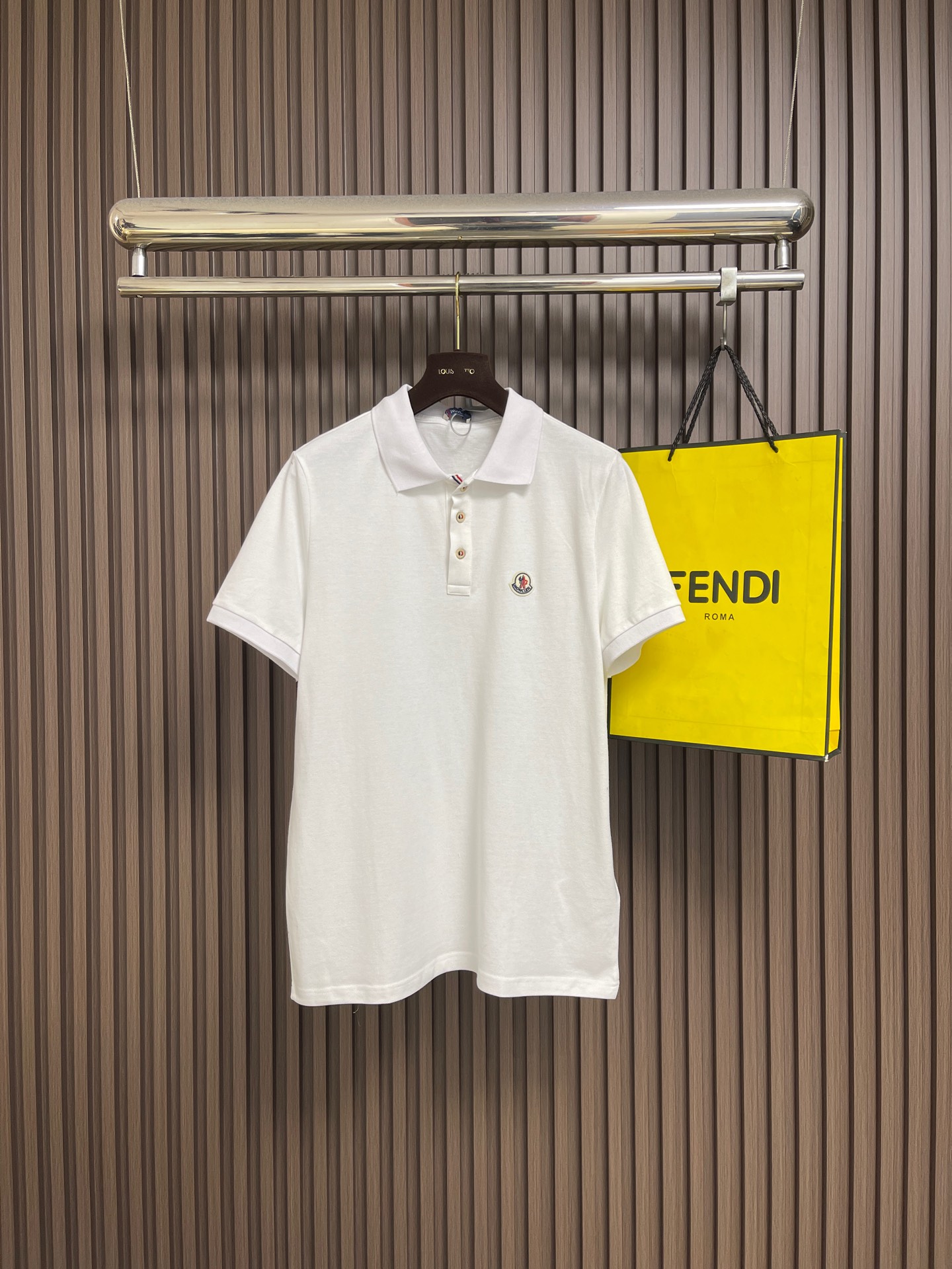 NO:759465,Moncler 2026SS early spring new three-dimensional emblem POLO shirt, short-sleeved polo shirt, custom letter logo buttons, detailed, made of cotton pique, comfortable to the touch, complete with three standards. Sizes S-XL S size bust 104 shoulder width 42 length 70  Bust 116, shoulder width 45.6, length 74.5, T-shirt,19860909Moncler 2026SS早春新款立体仔章POLO衫 短袖马球衫,定制字母标识纽扣,细节到位,采用棉质珠地布制成,手感舒适,三标齐全 尺码S-XL S码胸围104肩宽42衣长70 M码 胸围108肩宽43.2 衣长71.5 L码胸围112 肩宽44.4 衣长73 XL码 胸围116 肩宽45.6 衣长74.5,,T-shirt,,Men's clothing