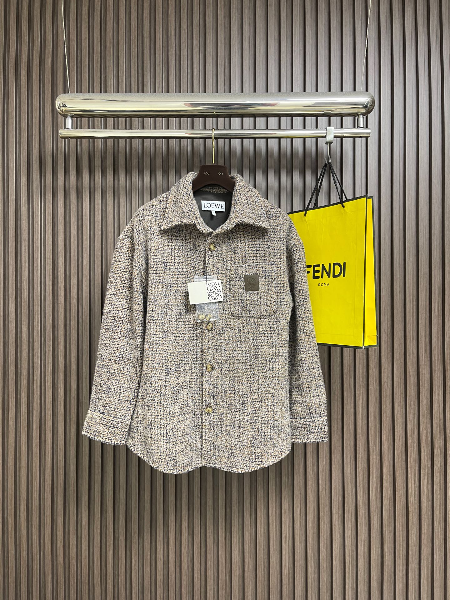 NO:759397,Loewe  Wool blended shirt-style jacket is made of carefully proportioned blended fabrics. Wool provides natural warmth and a crisp silhouette. Mohair gives the fabric a delicate and fluffy velvety feel. A small amount of nylon is added to enhance wear resistance and wrinkle resistance. The three are integrated to create  Made with an ideal thickness of medium weight, taking into account both warmth and lightness. Through the 'double-sided sanding' process, the surface of the fabric presents a rich short-pile texture, which feels as soft and skin-friendly as cashmere, while retaining the sinewy feel of wool blending. Micro plaid pattern  The case is based on sand beige, intertwined with gray, brown and blue yarns, and is woven through yarn-dyed technology. The micro-check pattern is uniform in size, delicate and unobtrusive, presenting a low-key retro charm. The fabric has gone through three sanding processes to ensure uniform pile length.  (approximately 0.3mm), with no obvious pilling. After sanding, a 'low-temperature pre-shrinking' process is performed to control the shrinkage within 2% to ensure stable size of the garment. The overall wiring is straight and delicate, the fabric is comfortable and soft, and the color is consistent without color difference.  It can be matched with the same style to create a fashionable look, and can be used in various occasions. Customized accessories, complete with three standards, same style for men and women!  Size S-XL 46-52,,loewe,jackets & coats,shirts,19860909Loewe 羊毛混纺衬衫式外套,采用精心配比的混纺面料,羊毛提供天然保暖与挺括廓形,马海毛赋予面料细腻蓬松的绒毛感,少量锦纶的喂入则增强耐磨性与抗皱性,三者融合打造中克重的理想厚度,兼顾温度与轻盈.通过'双面磨毛'工艺处理,面料表面呈现丰盈的短绒毛肌理,触感如羊绒般柔软亲肤,同时保留羊毛混纺的筋骨感.微型格纹图案以沙米色为基底,交织灰、棕、蓝三色纱线,通过色织工艺织就,微型格纹尺寸统一,细腻而不张扬,呈现低调的复古韵味.面料经过3道磨毛工序,确保绒毛长度均匀（约0.3mm),无明显起球现象.磨毛后进行'低温预缩'处理,将缩水率控制在2％以内,保证成衣尺寸稳定.整体走线平直细腻,面料舒适柔软,颜色一致无色差 能与同款搭配营造时尚造型,驾驭各种场合,定制辅料,三标齐全,男女同款！尺码S-XL 46-52,,loewe,jackets & coats,shirts,,Men's clothing