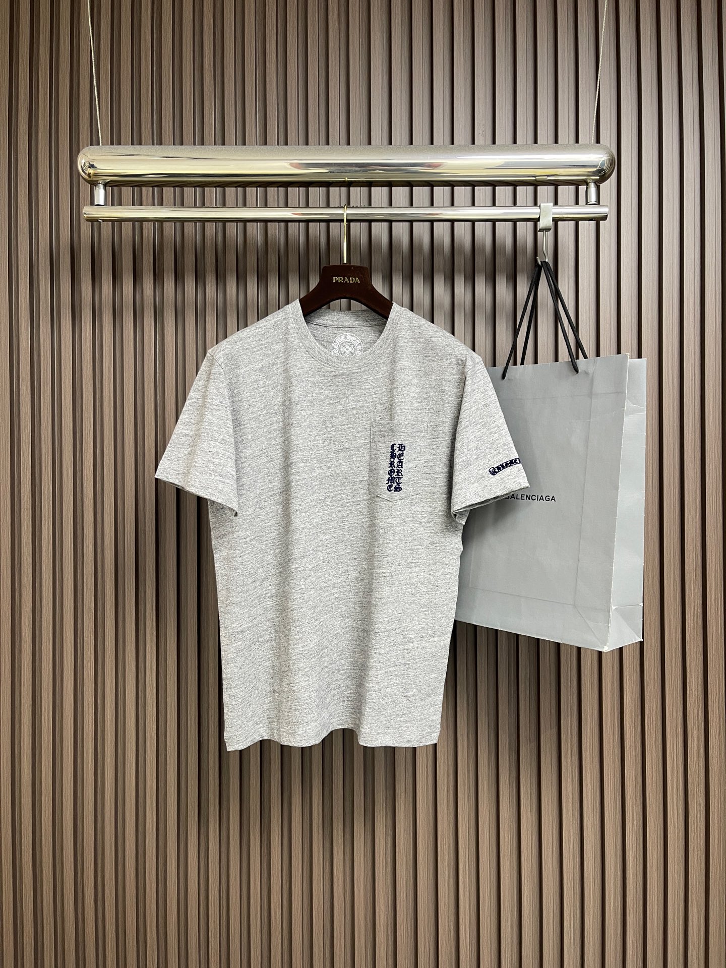 NO:759369,Chrome Hearts CH Chrome Hearts Sanskrit printed pocket short-sleeved T-shirt. Customized cloud velvet plain brushed knitted fabric. Smooth and delicate. Comfortable and close to the skin. The Sanskrit totem on the front is accurately embellished on the chest patch pocket to control the visual focus. The scroll mantra is outlined on the back like an ancient seal. Ruggedness and refinement coexist. It whispers that I am the rule of rock and roll. The short sleeves become an attitude statement when worn on the body. Use glue printing. The printing has been modified by the film screen three times.  Use glue liquid paint to print patterns on the fabric. Bake the fabric to fix the printed pattern. The fabrics have been water-washed for a better hand feel and texture. Not easy to deform, not easy to shrink, not easy to fade, and maintain long-term beauty. The overall wiring is straight and delicate, the fabric is comfortable and soft, and the color is consistent without color difference. It can be matched with the same style to create a fashionable look and control various occasions. Customized accessories, complete three standards, same style for men and women!  Size S-XL,,chrome hearts,chrome hearts,T-shirt,tees,t-shirt,19860909Chrome Hearts CH 克罗心梵文印花口袋短袖T恤 定制云绒平纹磨毛针织料 爽滑细腻 舒适贴肤 前幅梵文图腾精准点缀于胸前贴袋 掌控视觉焦点 卷轴咒文似古老封印勾勒于后背 粗犷与精致并存 低语着我即规则的摇滚圣谕 让短袖成为穿在身上的态度宣言.采用胶浆印花 印花经过三次菲林网板修改 使用胶浆液体涂料在织物上打印图案 烘烤织物以固定印刷图案面料都经过浇洗手感质感更佳 不易变形 不易缩水 不易褪色 保持长久的美观.整体走线平直细腻,面料舒适柔软,颜色一致无色差 能与同款搭配营造时尚造型,驾驭各种场合,定制辅料,三标齐全,男女同款！尺码S-XL,,chrome hearts,chrome hearts,T-shirt,tees，t-shirt,,Men's clothing