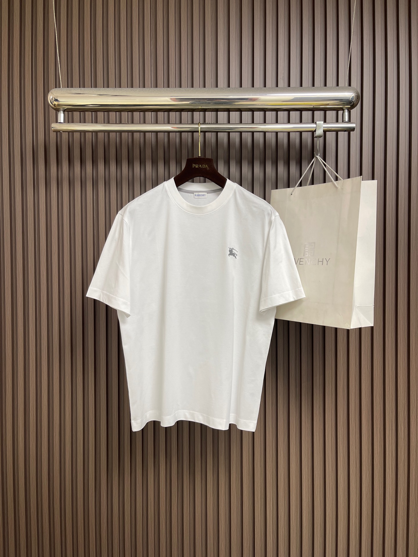 NO:759359,Burberry war horse embroidered short-sleeved T-shirt, made of plain woven cotton, embellished with equestrian knight logo embroidery, adopts a round neck design, showing a slim fit. The overall line is straight and delicate, the fabric is comfortable and soft, the color is consistent and no color difference. It can be matched with the same style to create a fashionable look and control various occasions. Customized accessories, complete with three standards, same style for men and women. Sizes S-XL, burberry, T-shirt, tees, t-shirt,19860909Burberry 战马刺绣短袖T恤,采用平织棉,点缀马术骑士徽标刺绣,采用圆领设计,呈现修身版型.整体走线平直细腻 面料舒适柔软 颜色一致无色差 能与同款搭配营造时尚造型,驾驭各种场合,定制辅料,三标齐全,男女同款.尺码S-XL,,burberry,T-shirt,tees，t-shirt,,Men's clothing